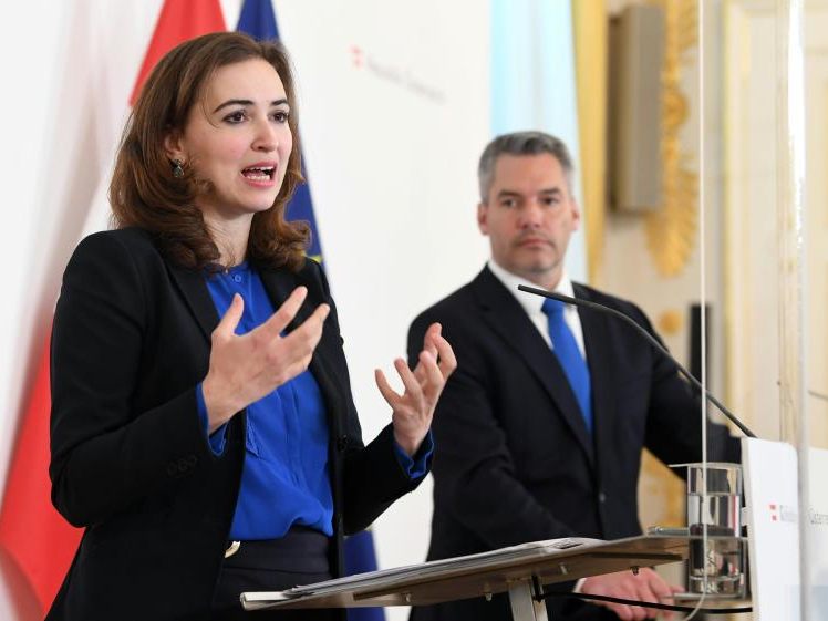 Rechtsexremismus-Bericht: Justizministerin Alma Zadic (Grüne) und Innenminister Karl Nehammer (ÖVP) planen ein Comeback des Berichts. Rechtsexremismus-Bericht: Justizministerin Alma Zadic (Grüne) und Innenminister Karl Nehammer (ÖVP) planen ein Comeback des Berichts.