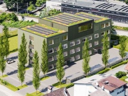 Links die zerstörte Ausweichschule, rechts die Visualisierung: So wird die neue Schule aussehen. Links die zerstörte Ausweichschule, rechts die Visualisierung: So wird die neue Schule aussehen.