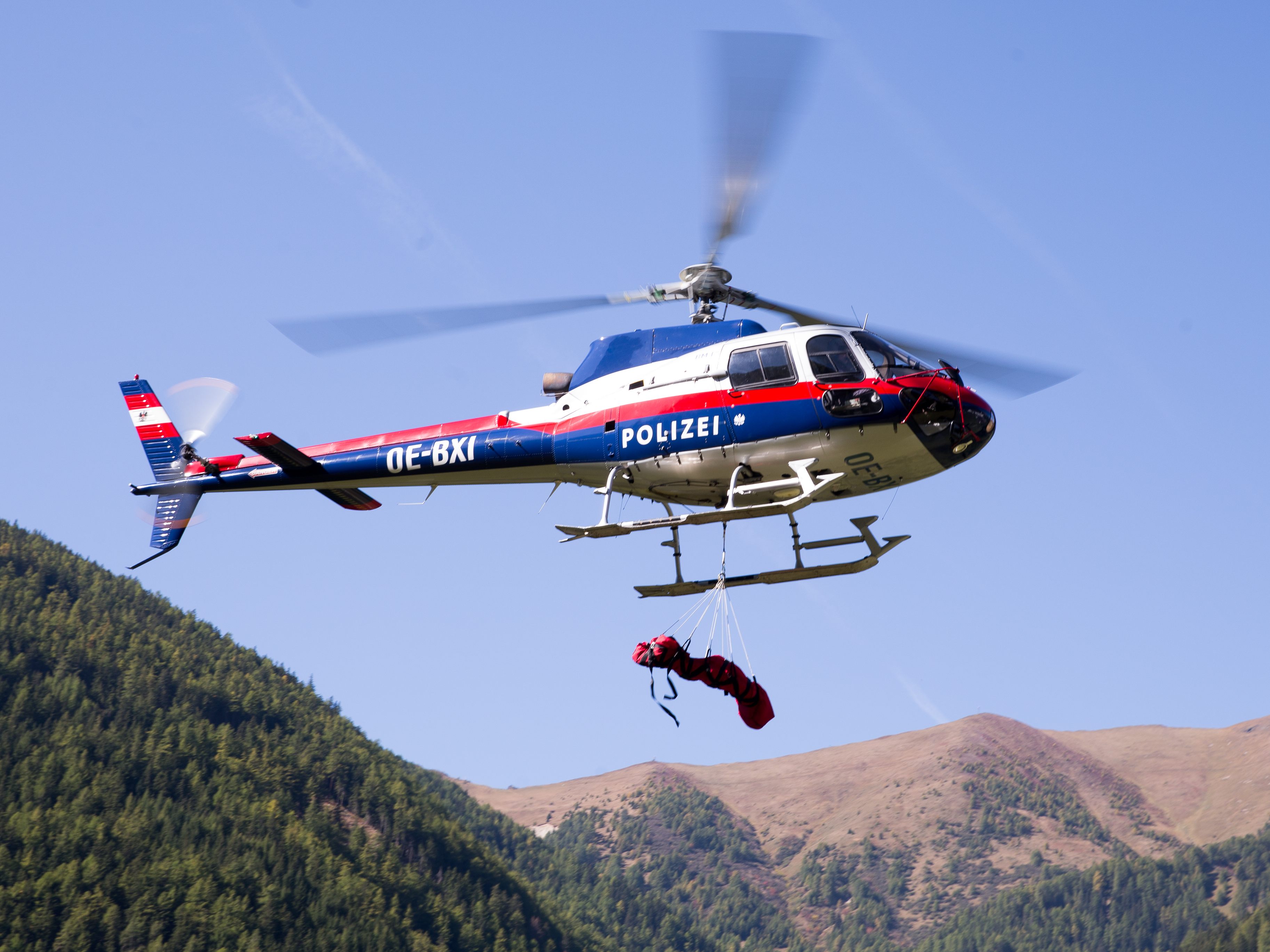 Die Leich der Frau wurde per Polizeihubschrauber abtransportiert (Symbolbild). Die Leich der Frau wurde per Polizeihubschrauber abtransportiert (Symbolbild).