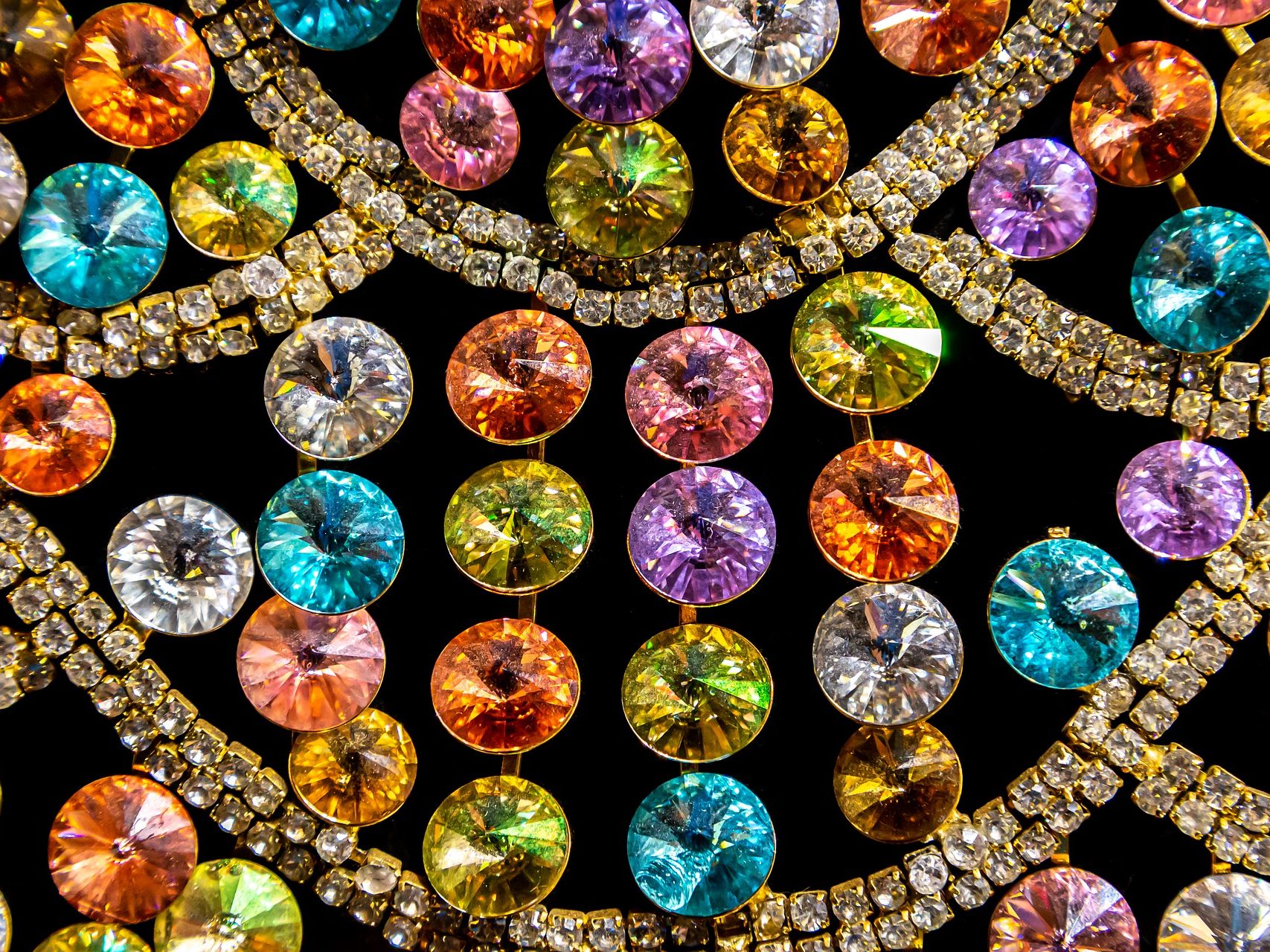 Schmuckstücke mit Rubinen, Smaragden, Diamanten und Brillanten wurden gestohlen. Schmuckstücke mit Rubinen, Smaragden, Diamanten und Brillanten wurden gestohlen.