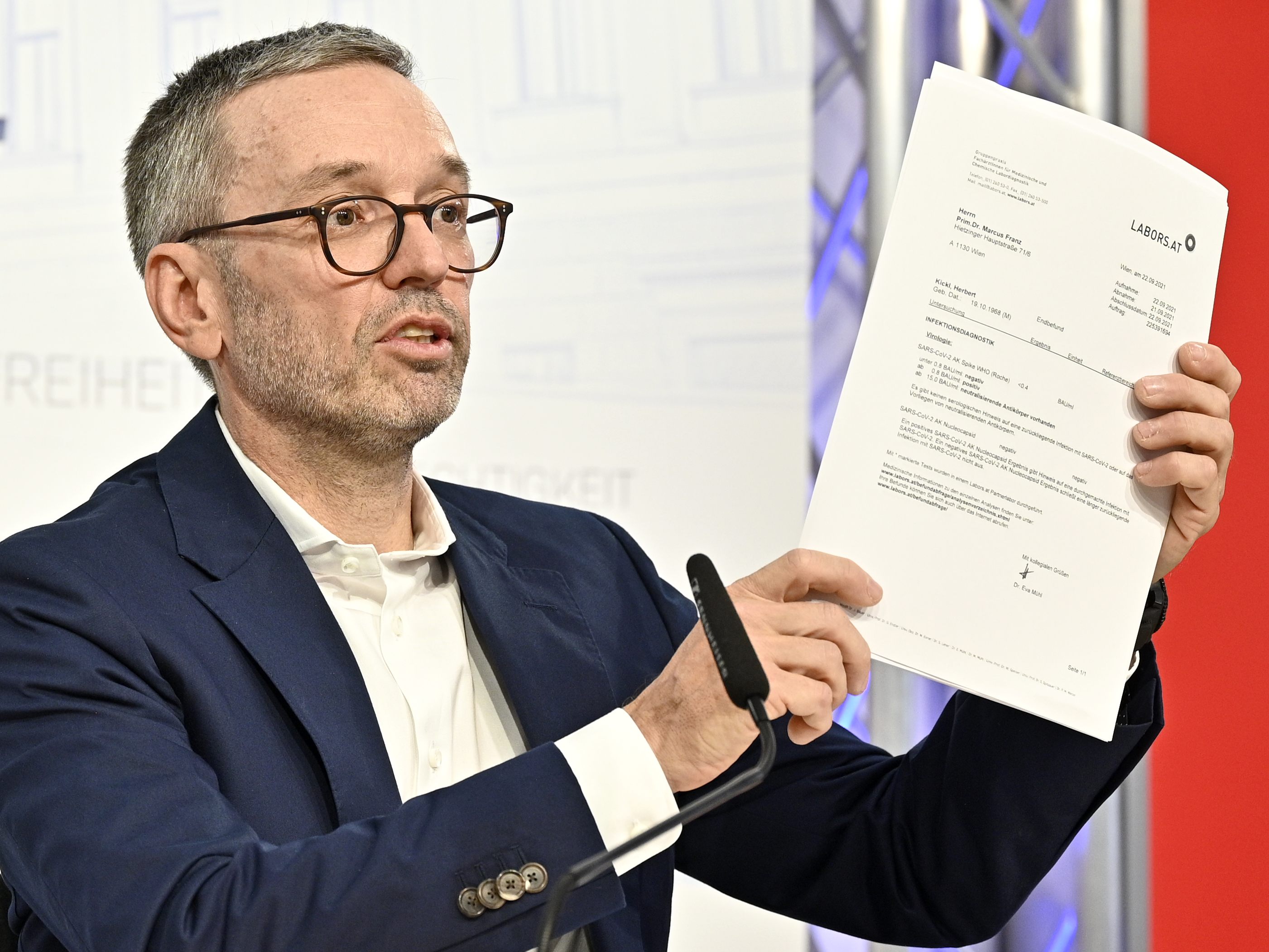 FPÖ-Chef Herbert Kickl präsentiert seinen negativen Antikörpertest. FPÖ-Chef Herbert Kickl präsentiert seinen negativen Antikörpertest.
