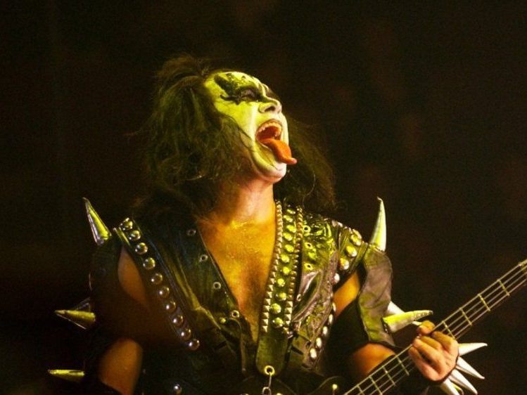 Gene Simmons, seines Zeichens Bassist der Band KISS, wurde positiv auf Corona getestet