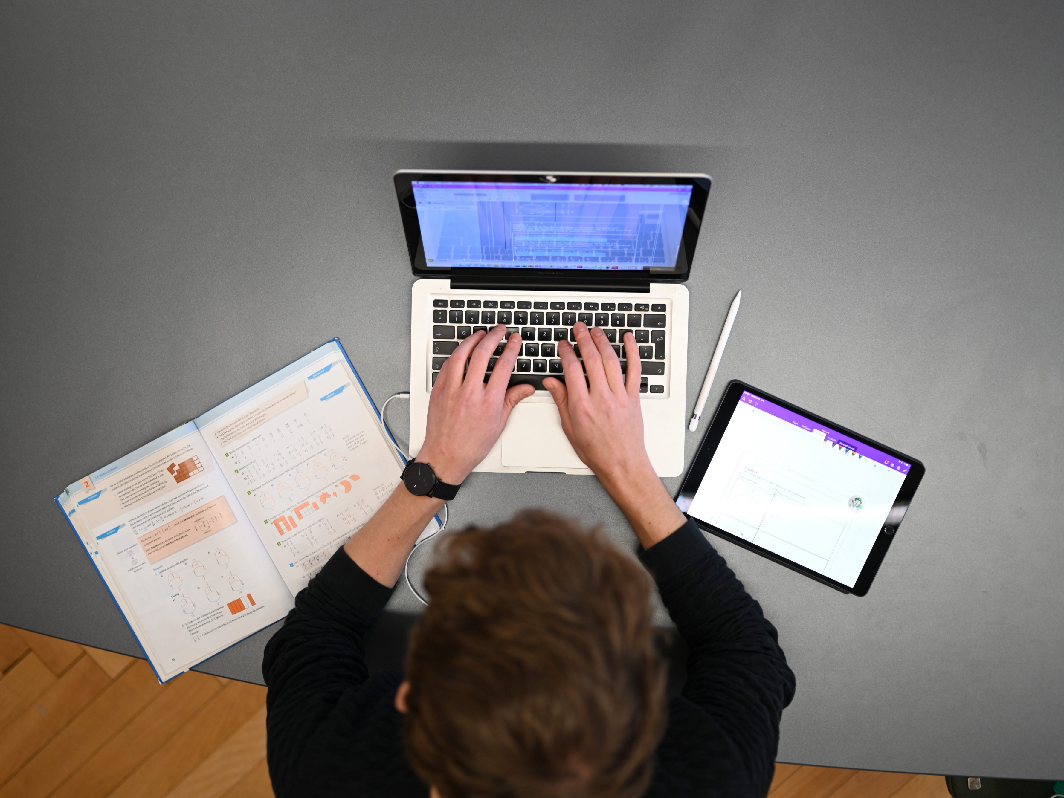Auch 22.000 Lehrer werden mit Laptops ausgestattet. Auch 22.000 Lehrer werden mit Laptops ausgestattet.