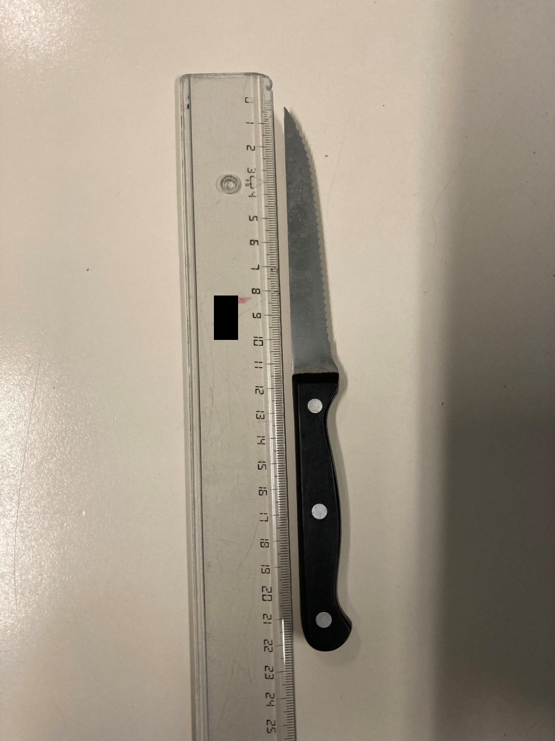 Ein Messer wurde sichergestellt. Ein Messer wurde sichergestellt.
