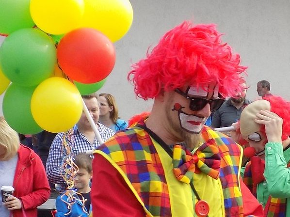 Ein Clown schlug immer wieder auf eine Passantin ein. Ein Clown schlug immer wieder auf eine Passantin ein.