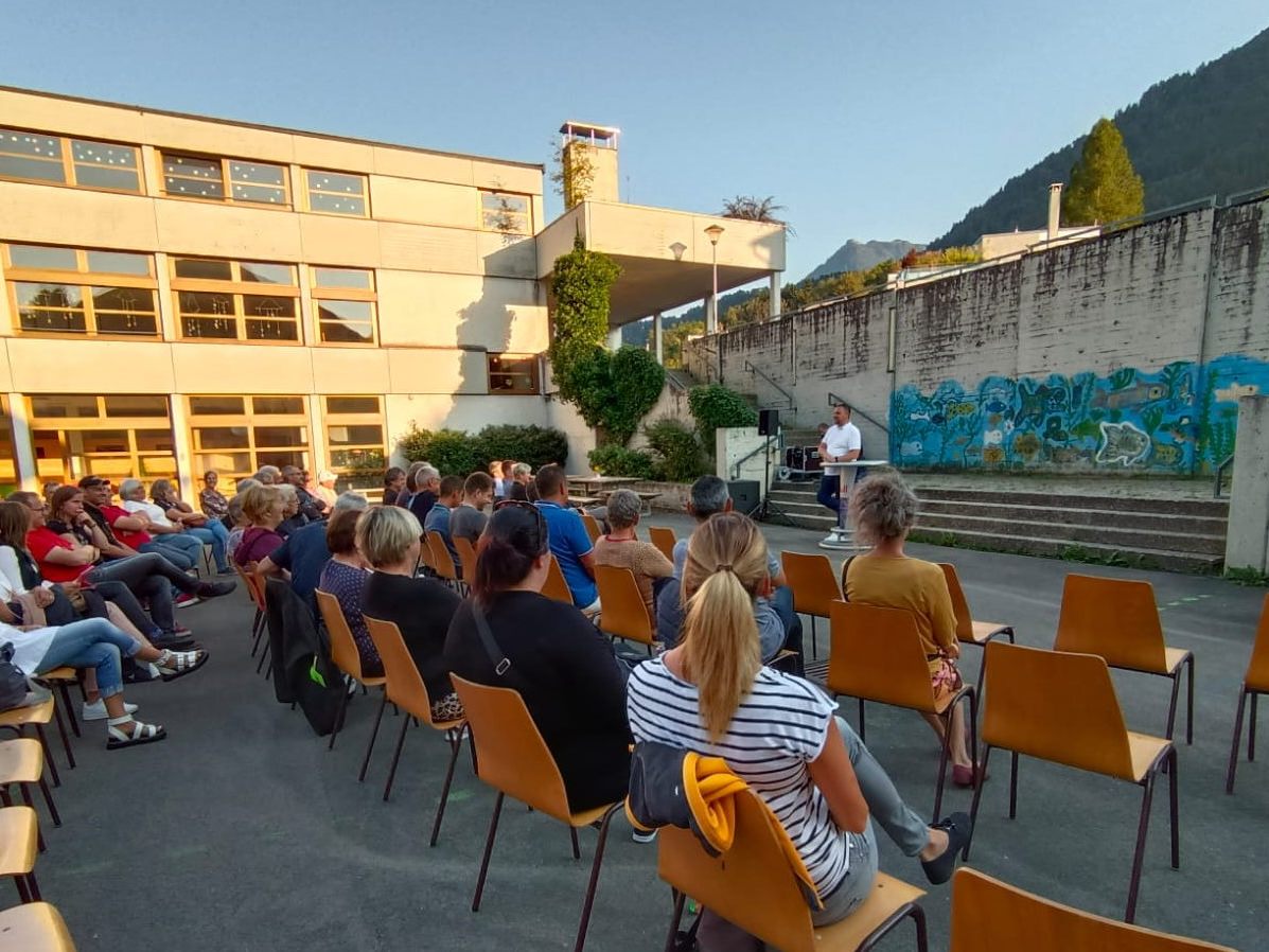 Zahlreiche Besucher am Parzellenabend. Zahlreiche Besucher am Parzellenabend.