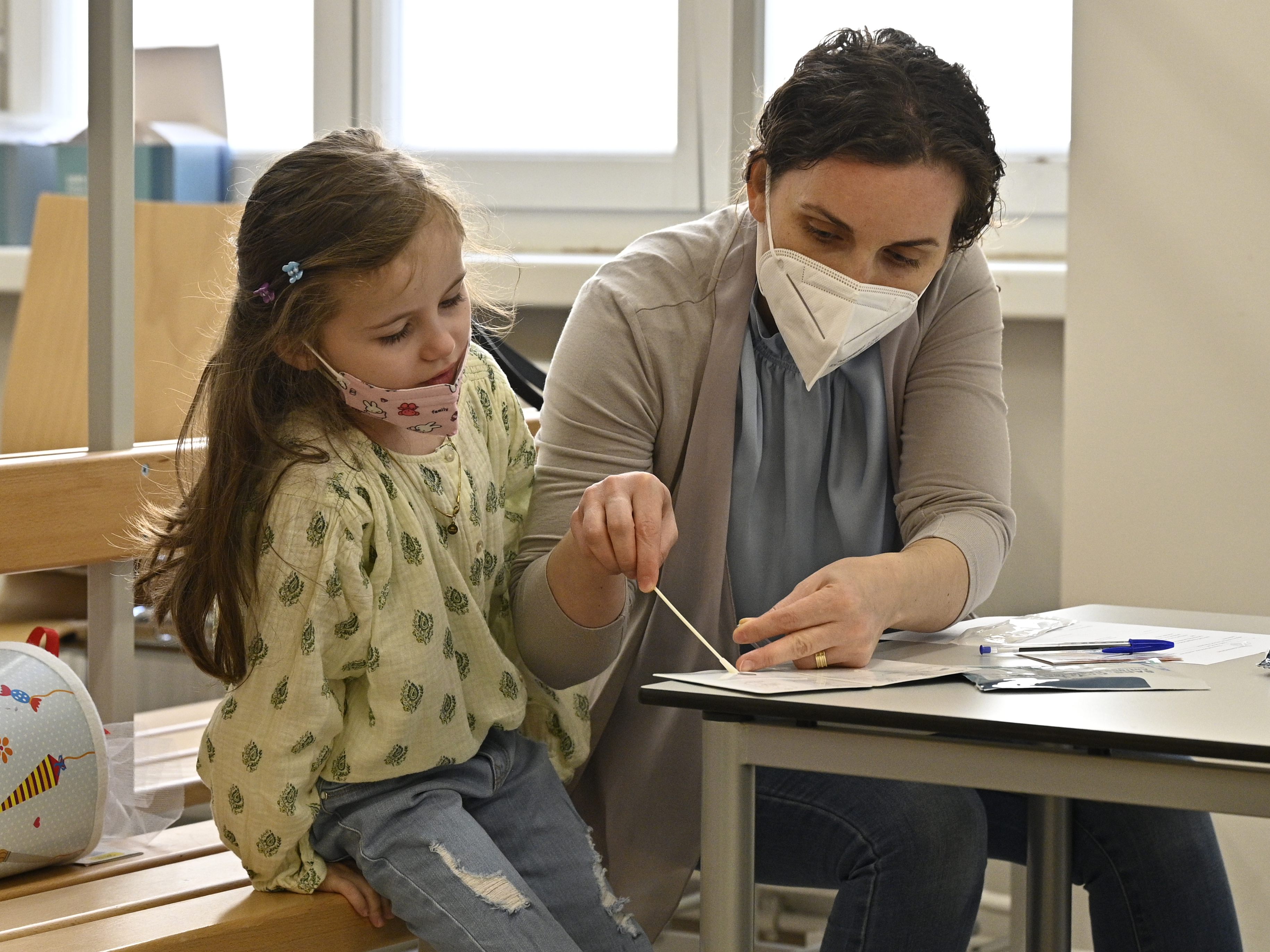 Die Infektionsraten in Volksschulen sind dabei deutlich niedriger als in höheren Schulen. Die Infektionsraten in Volksschulen sind dabei deutlich niedriger als in höheren Schulen.