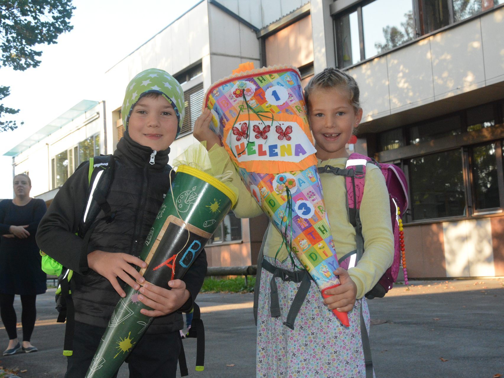 Stolz und voller Vorfreude zeigten Kilian Holzer und Helena Wohlgenannt ihre Schultüten her. Stolz und voller Vorfreude zeigten Kilian Holzer und Helena Wohlgenannt ihre Schultüten her.