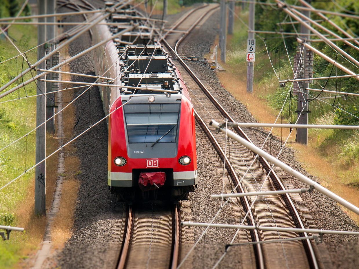 Frau entgeht unmittelbar dem Zug-Tod