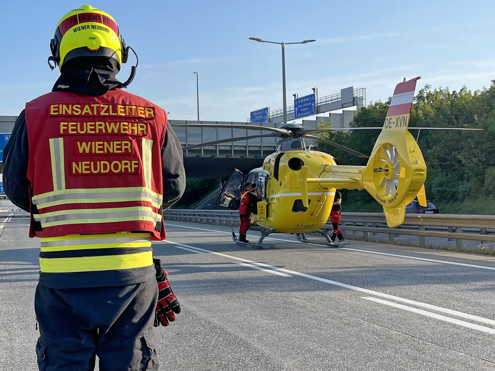 Der Motorradlenker wurde per Hubschrauber abtransportiert.