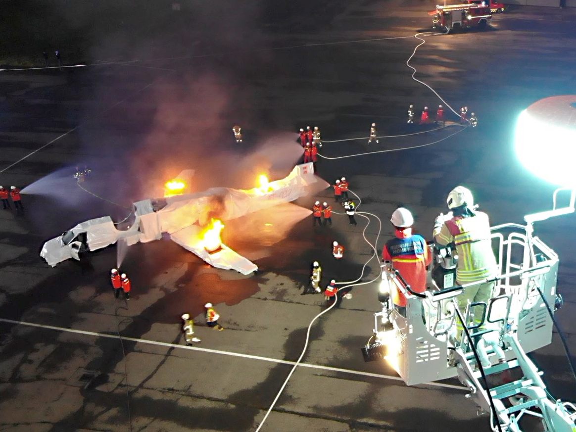 Übungsannahme in Hohenems: Flugzeug geriet bei Notlandung in Brand.