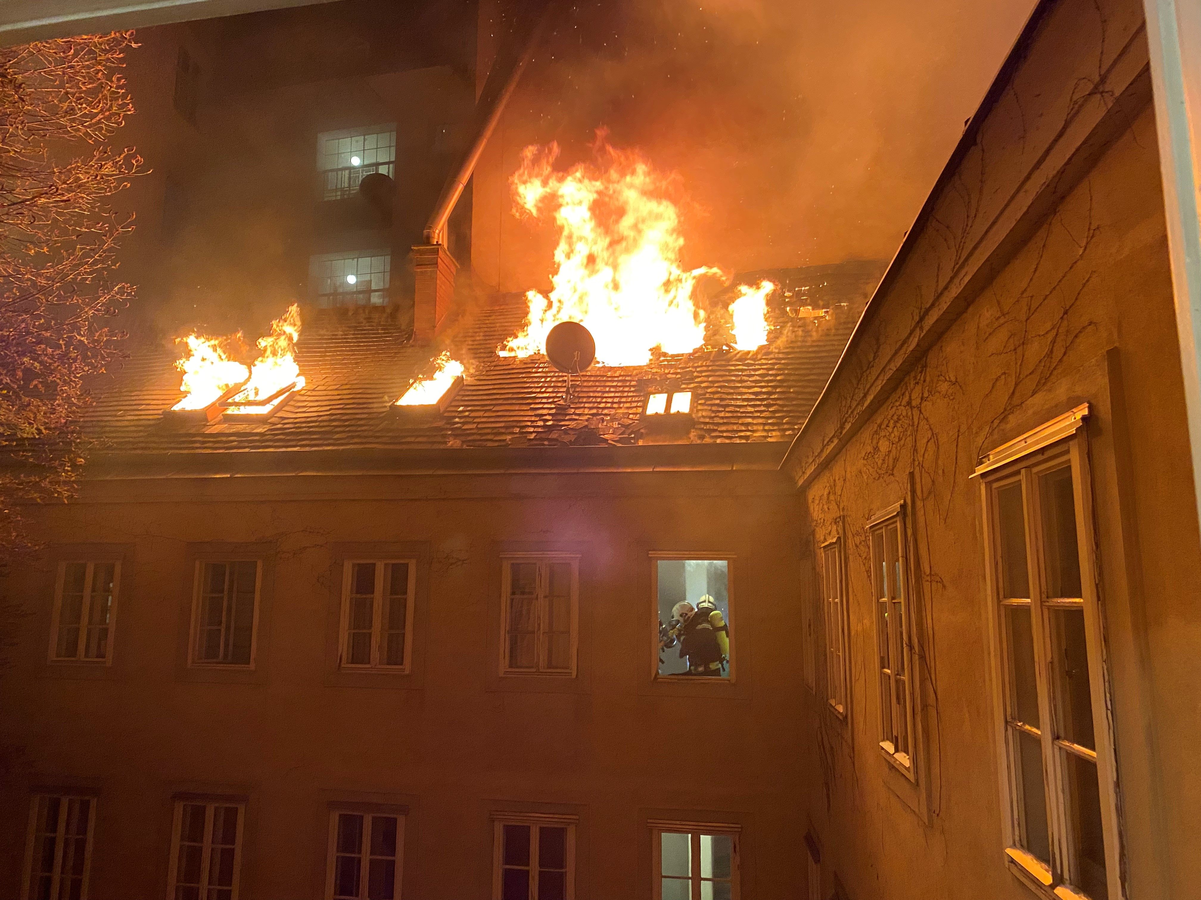 Mit drei Löschleitungen wurde der Dachbrand unter Kontrolle gebracht und gelöscht. Mit drei Löschleitungen wurde der Dachbrand unter Kontrolle gebracht und gelöscht.