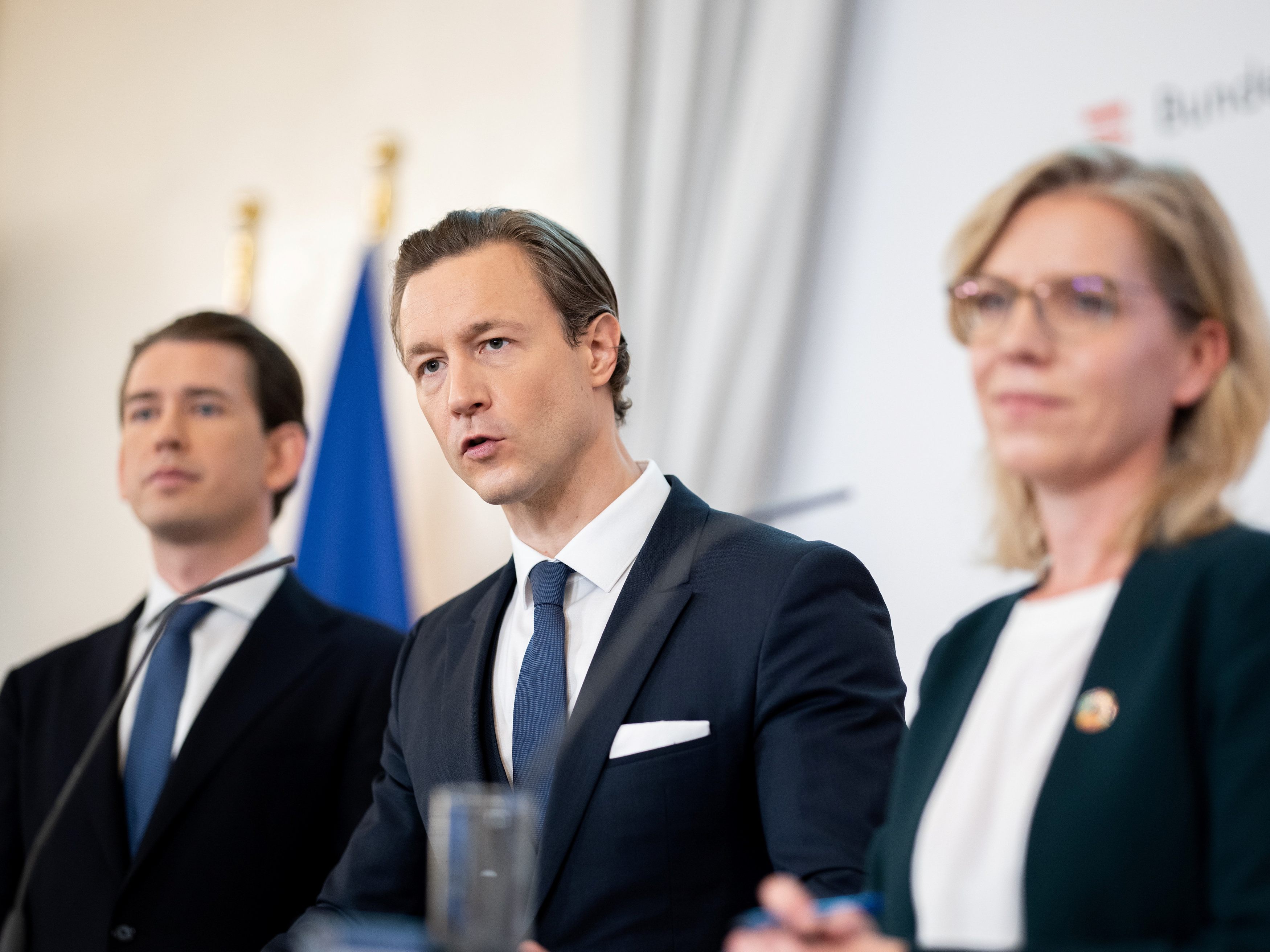 Die Regierung lädt zur Pressekonferenz.