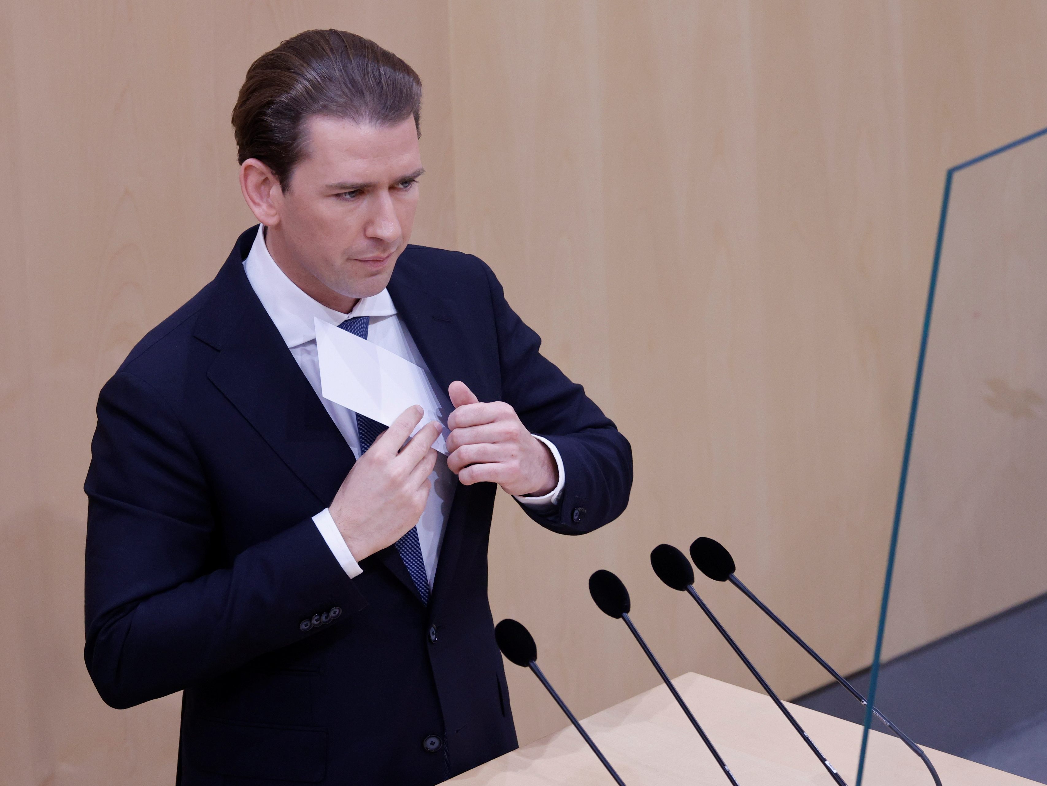 Zwei Drittel der Österreicher glauben laut einer Umfrage, dass an den Vorwürfen gegen Sebastian Kurz (ÖVP) etwas dran ist.