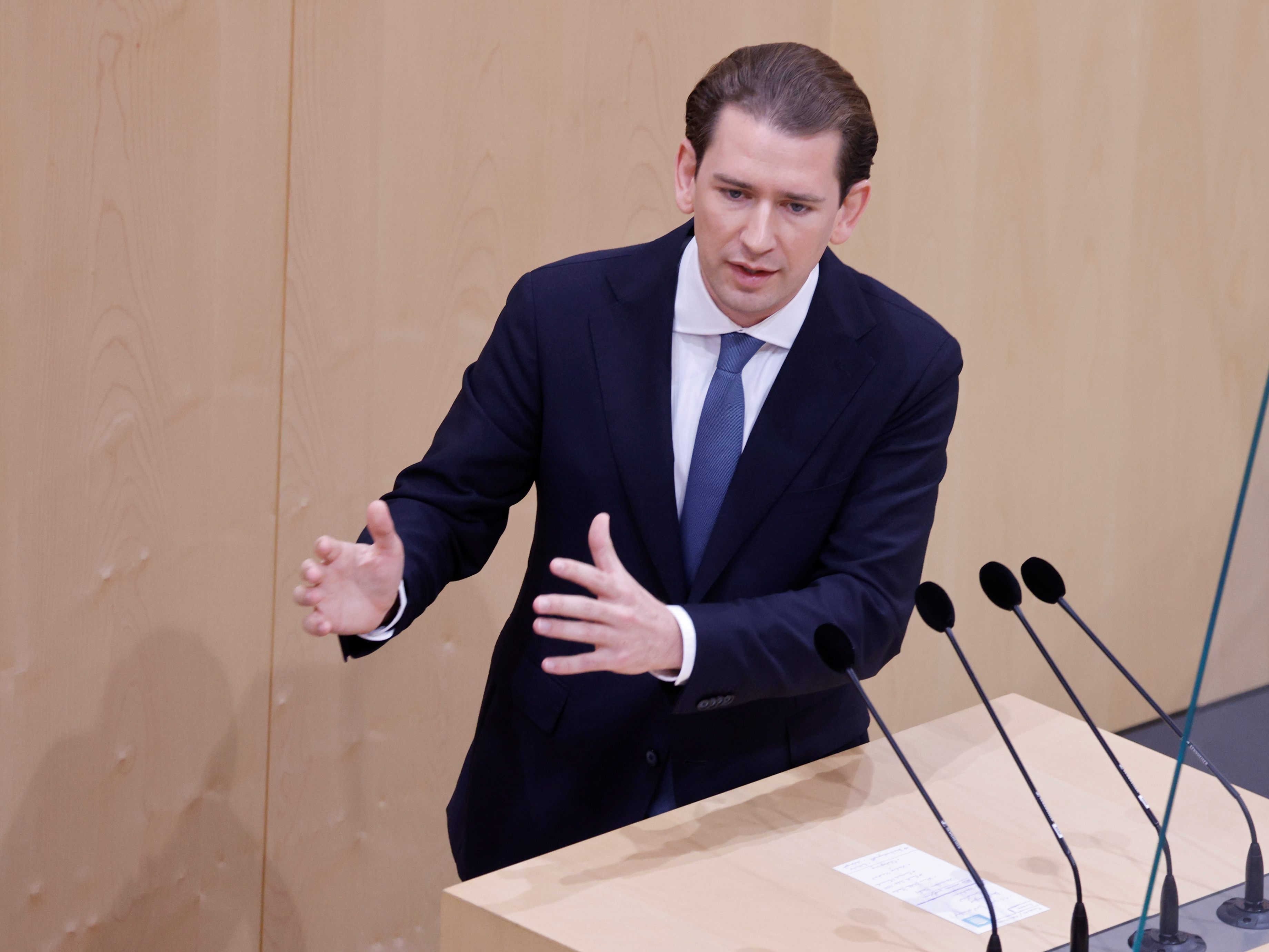 Sebastian Kurz (ÖVP) ist als Bundeskanzler zurückgetreten. 47 Prozent der Österreicher finden, laut einer Market-Umfrage, dass es weitere Rücktritte geben sollte. Sebastian Kurz (ÖVP) ist als Bundeskanzler zurückgetreten. 47 Prozent der Österreicher finden, laut einer Market-Umfrage, dass es weitere Rücktritte geben sollte.