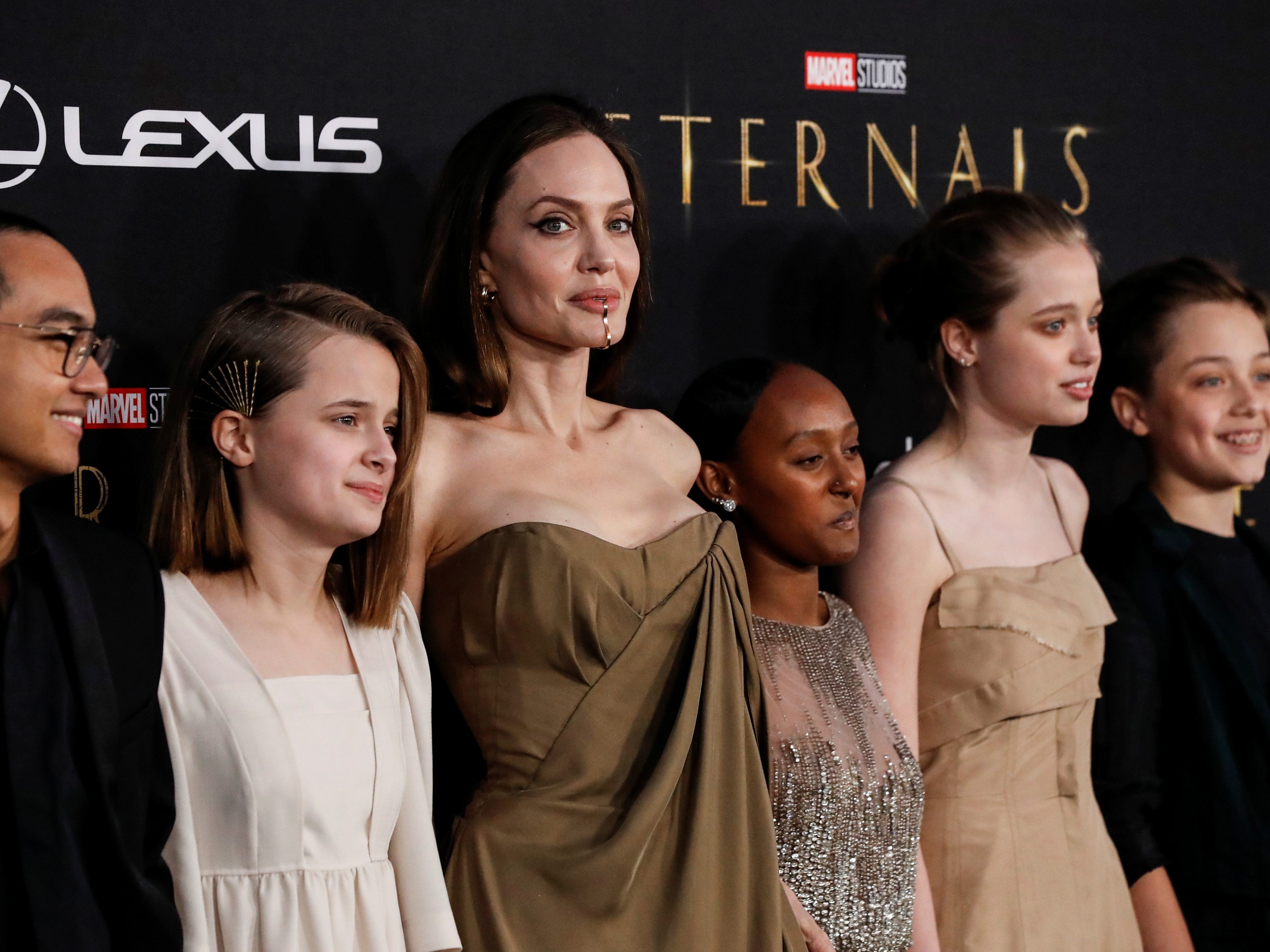 Angelina Jolie mit ihren Kindern auf dem Red Carpet.
