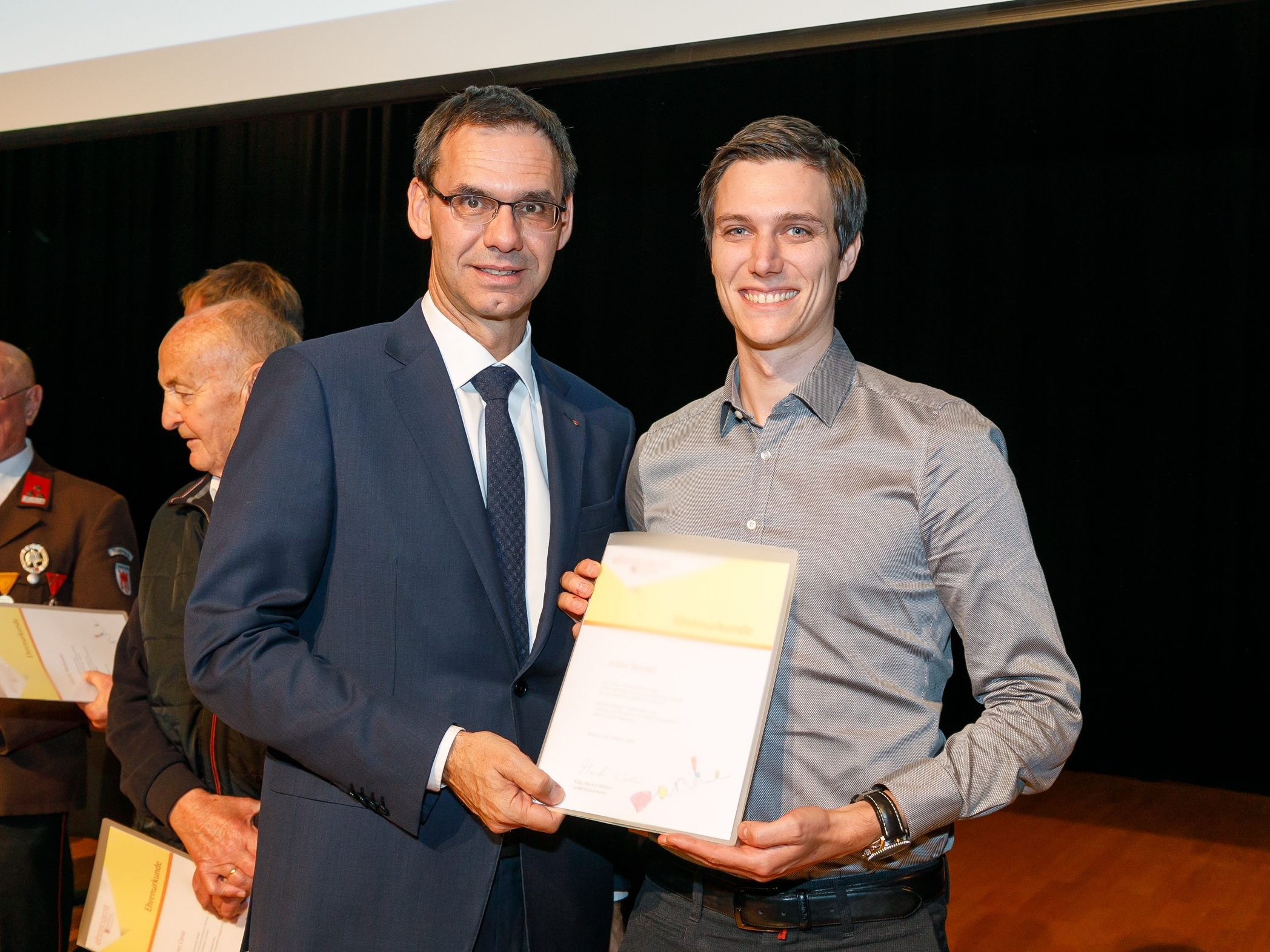Julian Spiegel mit LH Markus Wallner. Für Julian war und ist es eine Selbstverständlichkeit, sich auch neben seinem beruflichen Engagement in den Dienst des Nächsten zu stellen.