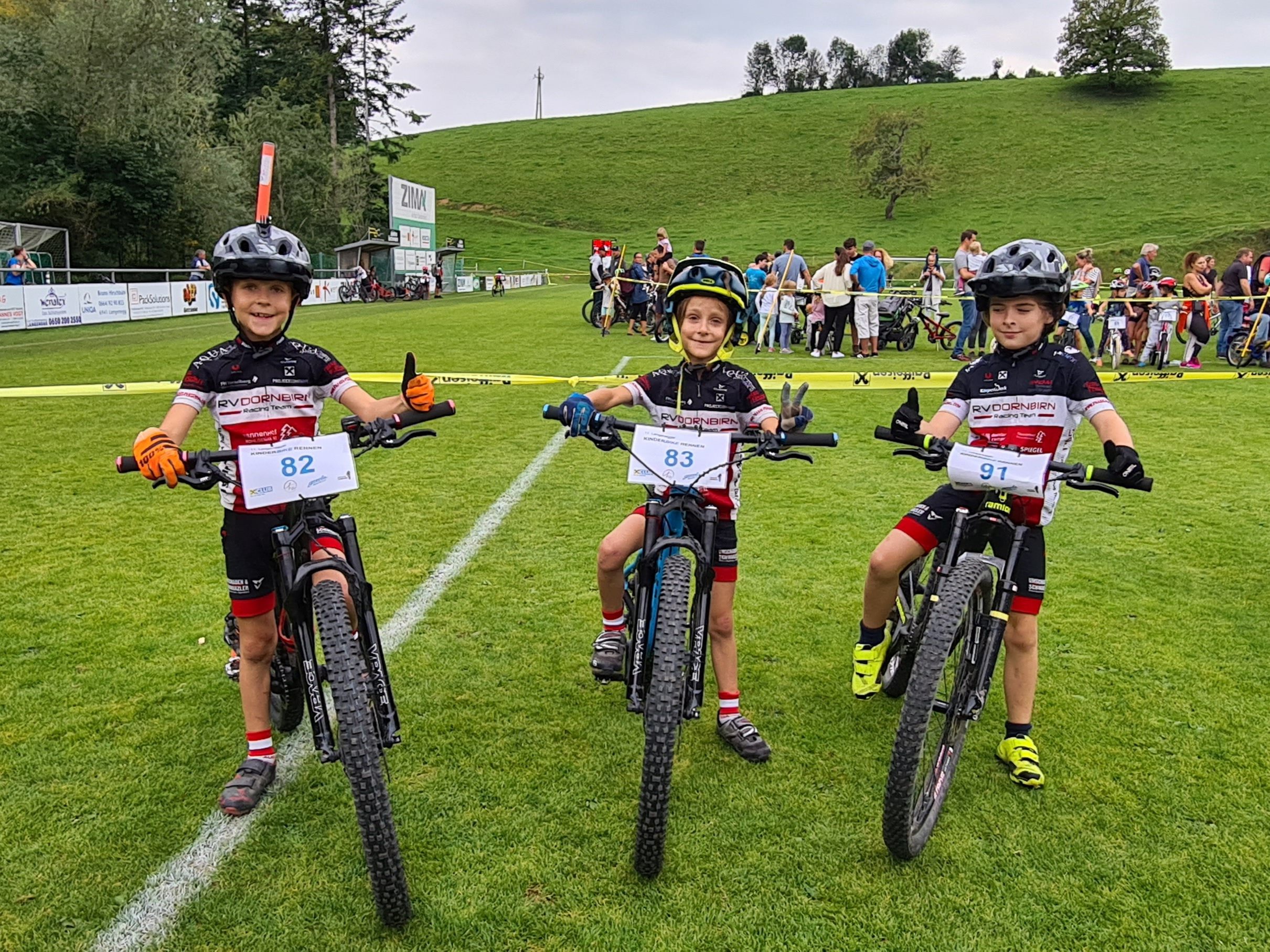 Die kleinen Nachwuchsbiker schnupperten in Langenegg Wettkampf-Luft und hatten viel Spaß. Die kleinen Nachwuchsbiker schnupperten in Langenegg Wettkampf-Luft und hatten viel Spaß.