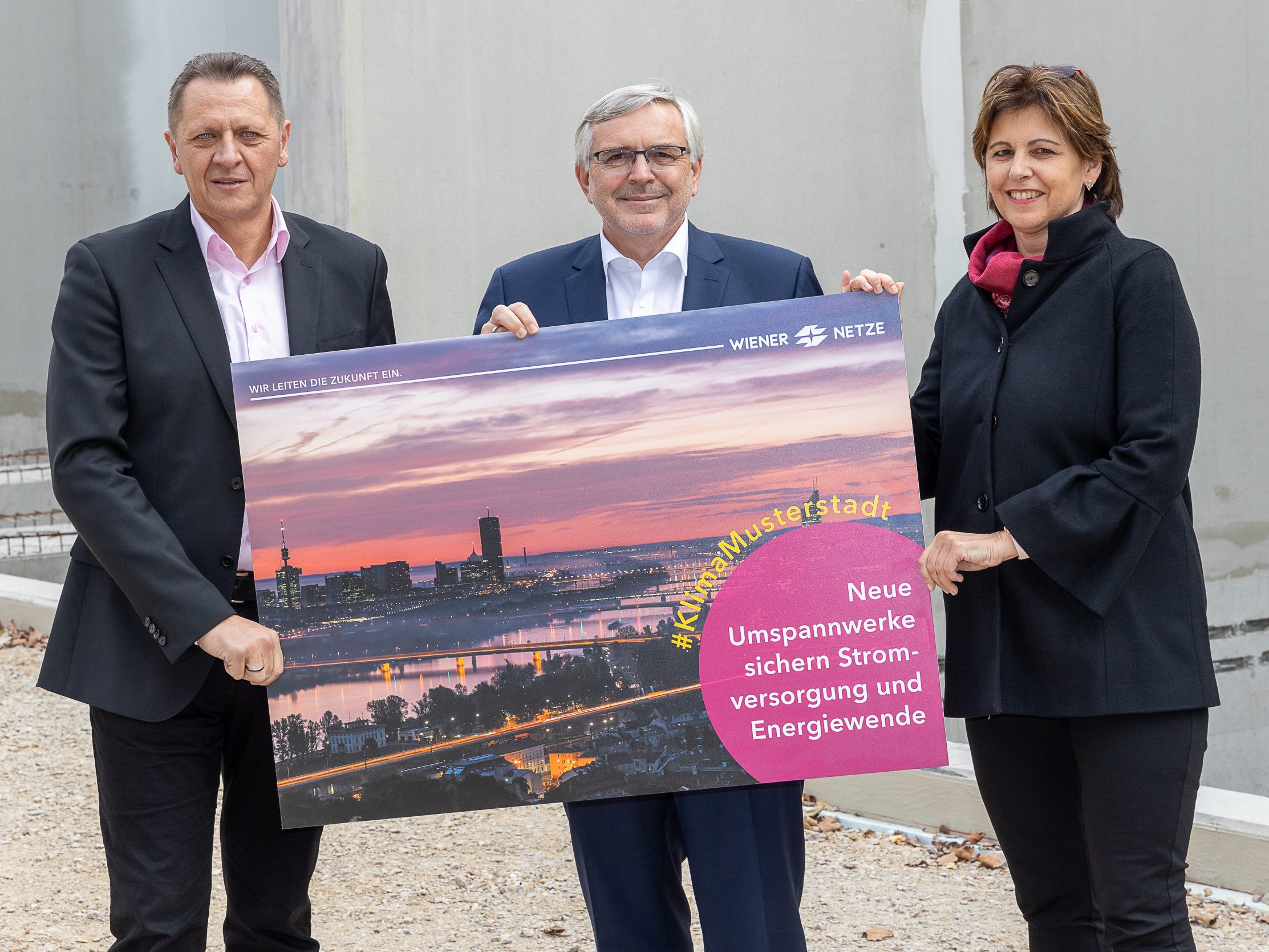 Bezirksvorsteher Thomas Steinhart (SPÖ), Wiener Netze Geschäftsführer Gerhard Fida und Financial Direktor Siemens Energy Michaela Länger bei der Dachgleichenfeier der neuen Anlage der Umspannwerke Simmering. Bezirksvorsteher Thomas Steinhart (SPÖ), Wiener Netze Geschäftsführer Gerhard Fida und Financial Direktor Siemens Energy Michaela Länger bei der Dachgleichenfeier der neuen Anlage der Umspannwerke Simmering.