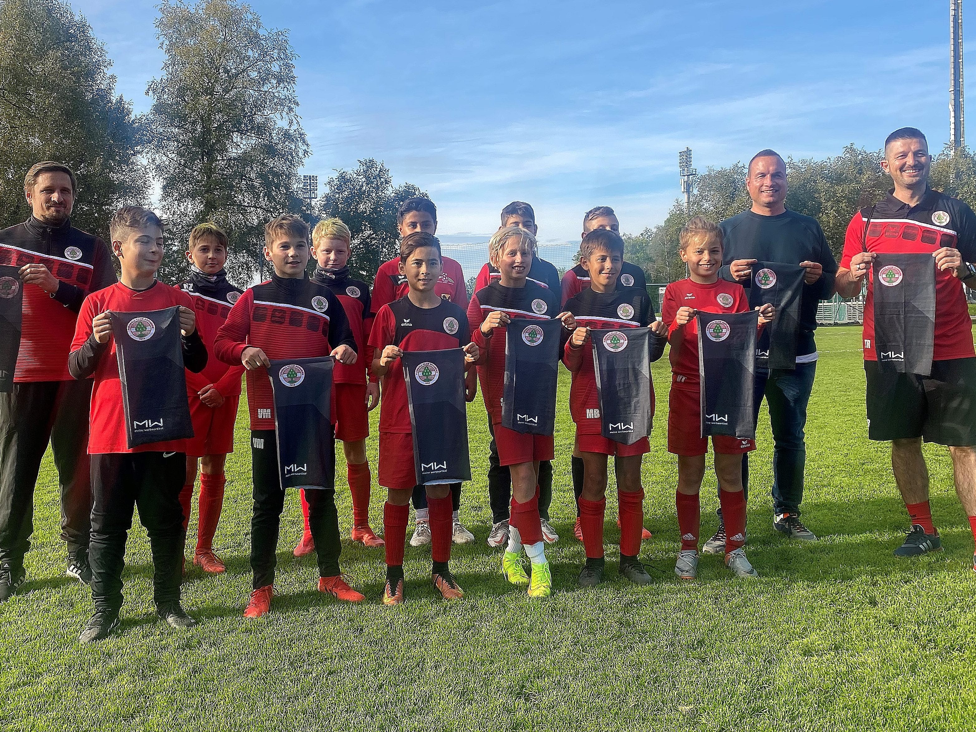 Das U12-Team freute sich riesig über die neuen Halstücher und bedankte sich beim großzügigen Spender Manuel Ferrai.