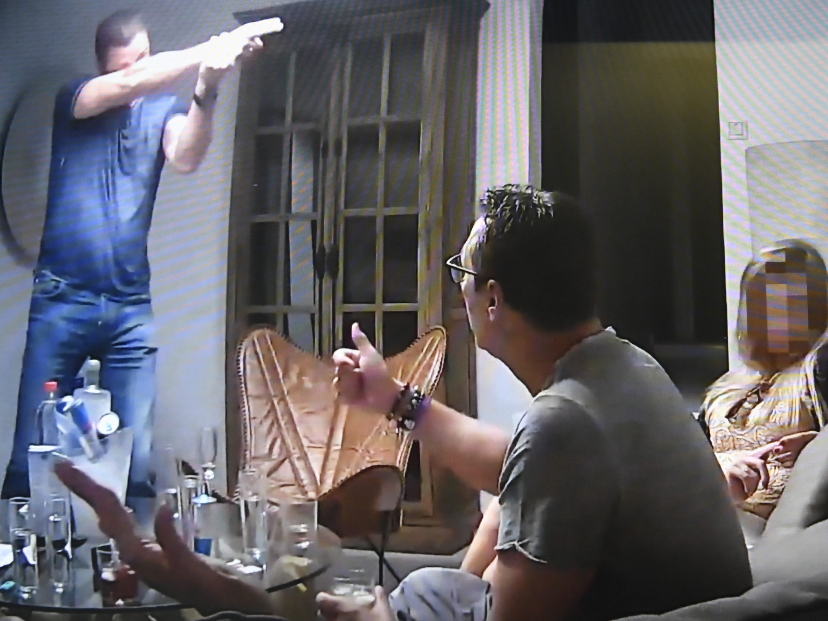 Weil sie nicht erzählt hatte, dass sie einen Ausschnitt des Ibiza-Videos besitzt, auf dem man den mutmaßlichen Lockvogel erkennt, stand eine Maklerin am Dienstag wegen Falschaussage vor Gericht. Weil sie nicht erzählt hatte, dass sie einen Ausschnitt des Ibiza-Videos besitzt, auf dem man den mutmaßlichen Lockvogel erkennt, stand eine Maklerin am Dienstag wegen Falschaussage vor Gericht.