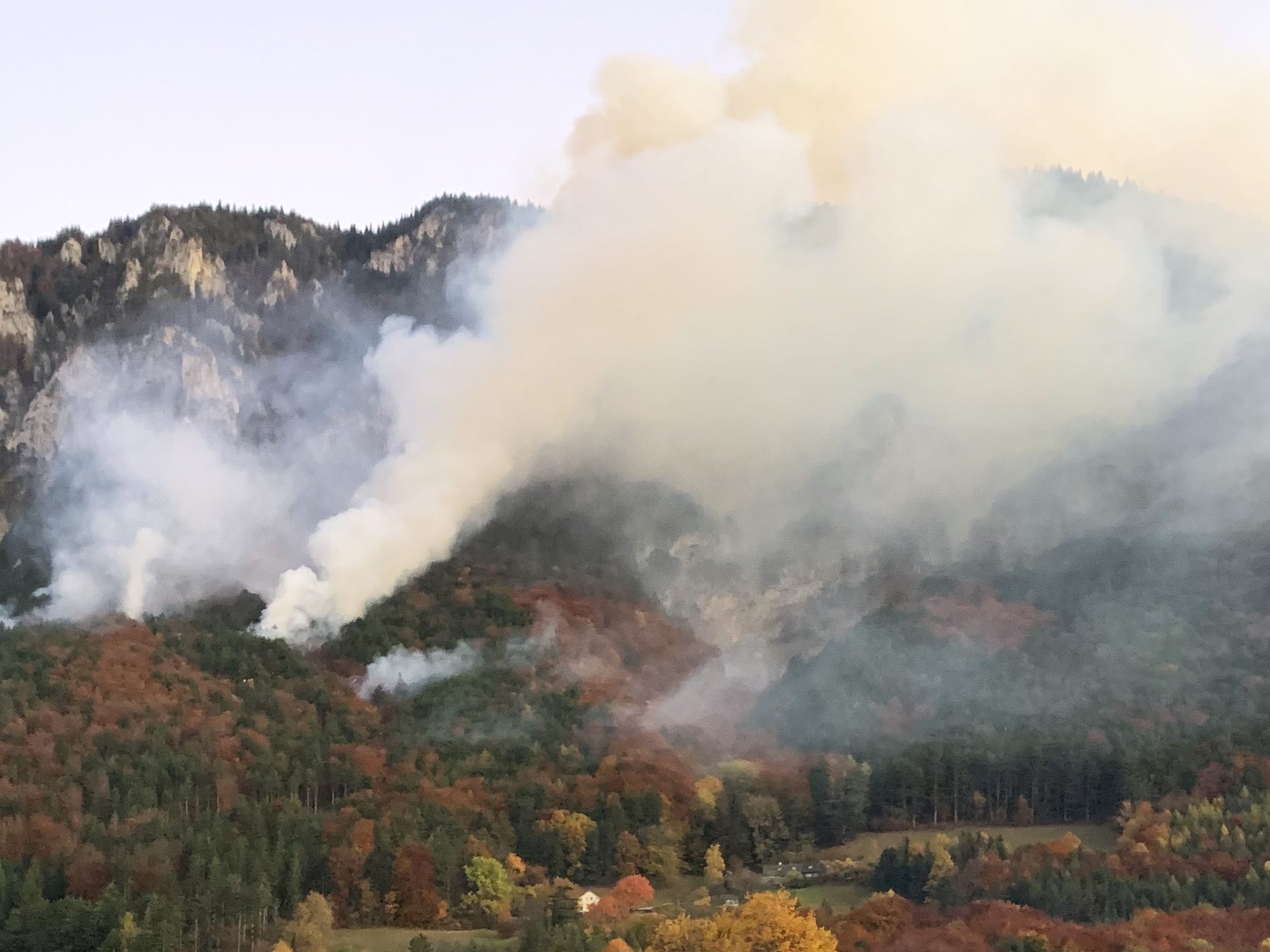 Waldbrand weiter nicht unter Kontrolle Waldbrand weiter nicht unter Kontrolle