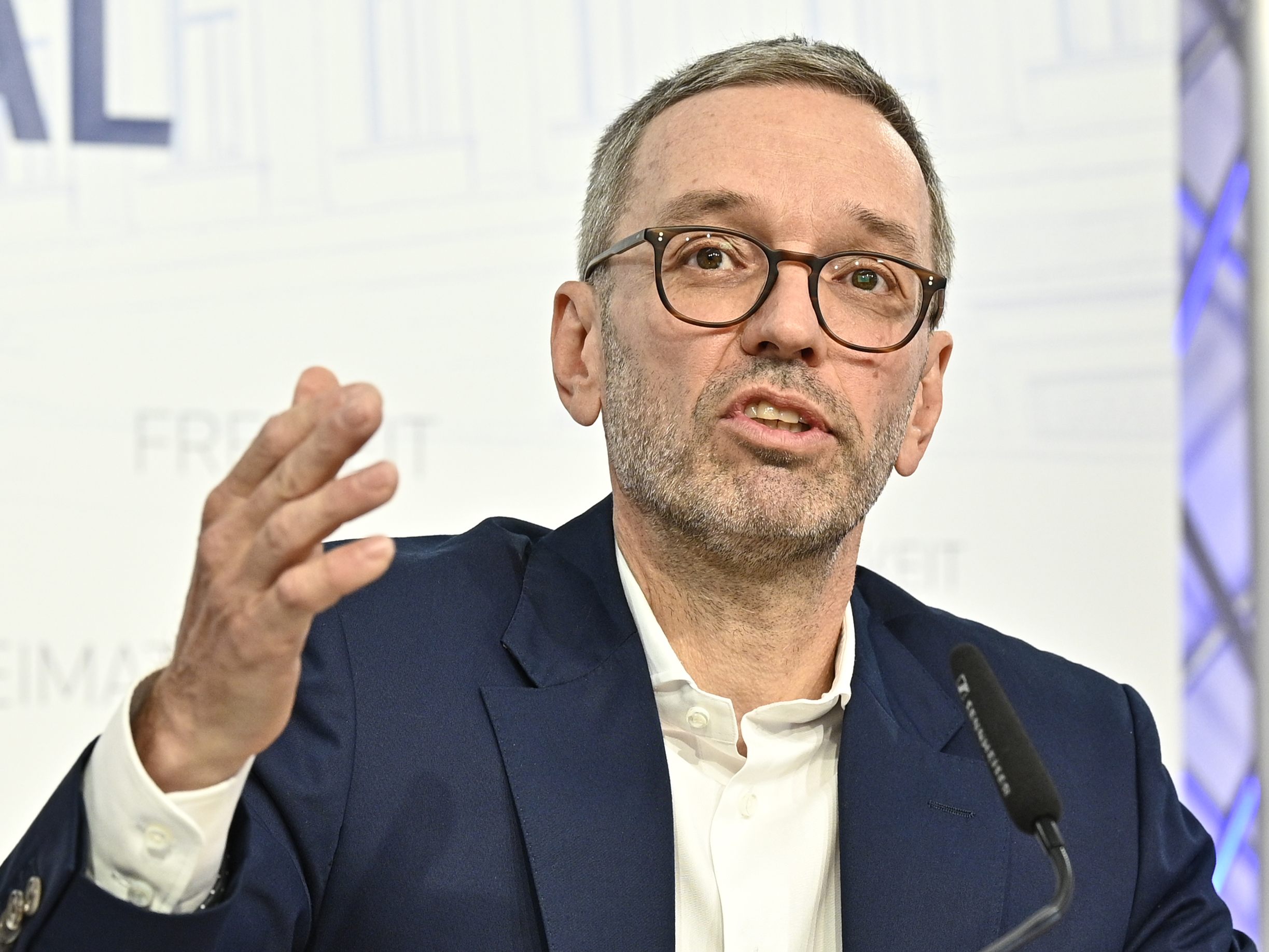 Mit dem Nationalfeiertag soll nach dem Wunsch von Herbert Kickl das Ende der Corona-Maßnahmen kommen. Mit dem Nationalfeiertag soll nach dem Wunsch von Herbert Kickl das Ende der Corona-Maßnahmen kommen.