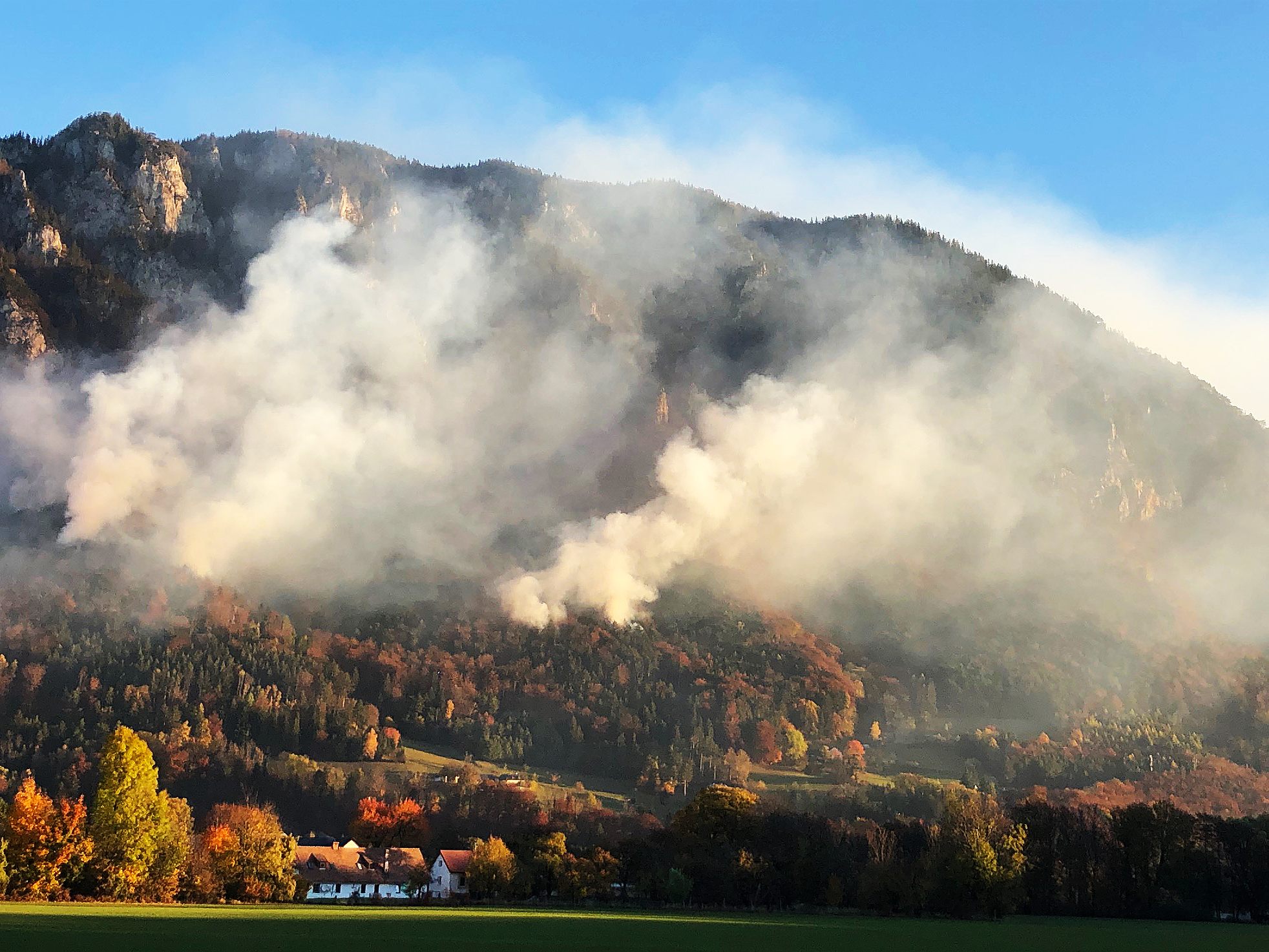Der Waldbrand in der Rax-Region tobte am Samstag weiter.