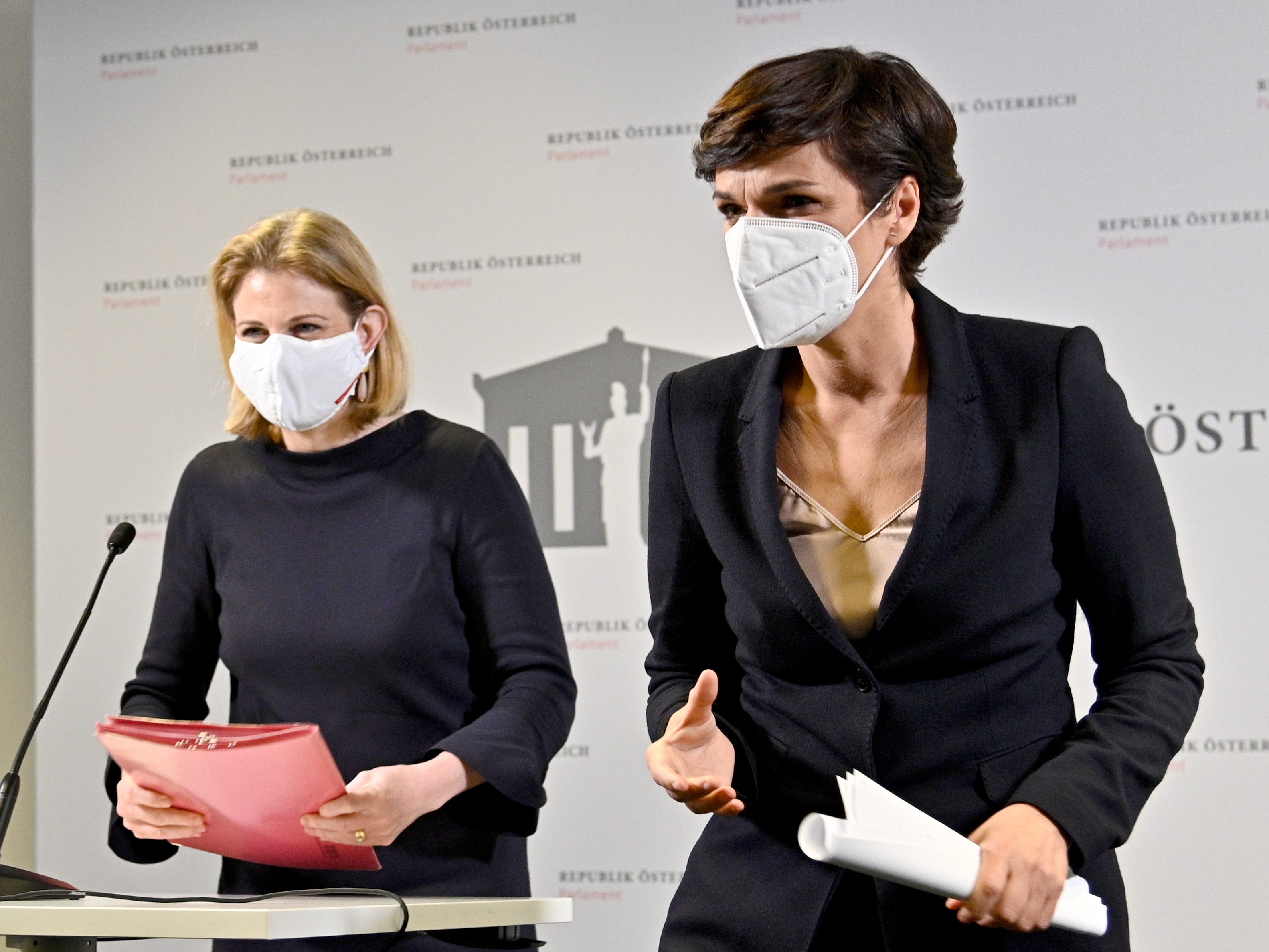 Bundeskanzler Alexander Schallenberg (ÖVP) traf sich heute mit SPÖ-Chefin Pamela Rendi-Wagner und mit NEOS-Chefin Beate Meinl-Reisinger.