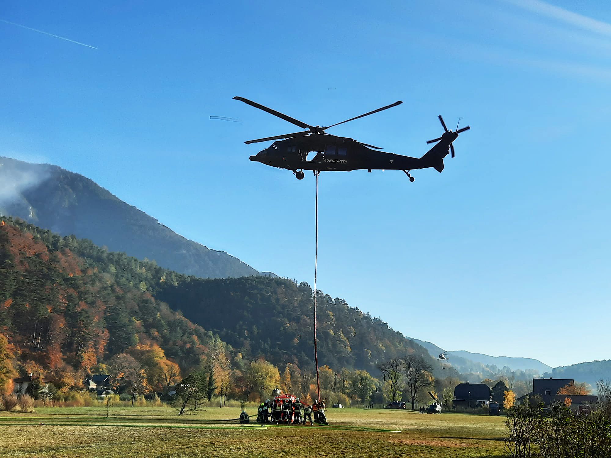 Der Waldbrand im Rax-Gebiet wütet weiter. Auf dem Bild ist ein Bundesheer-Hubschrauber beim abheben mit Löschwasser am Samstag, 30. Oktober 2021 zu sehen. Jetzt sollen auch Fluggeräte aus dem Ausland bei der Brandbekämpfung helfen.