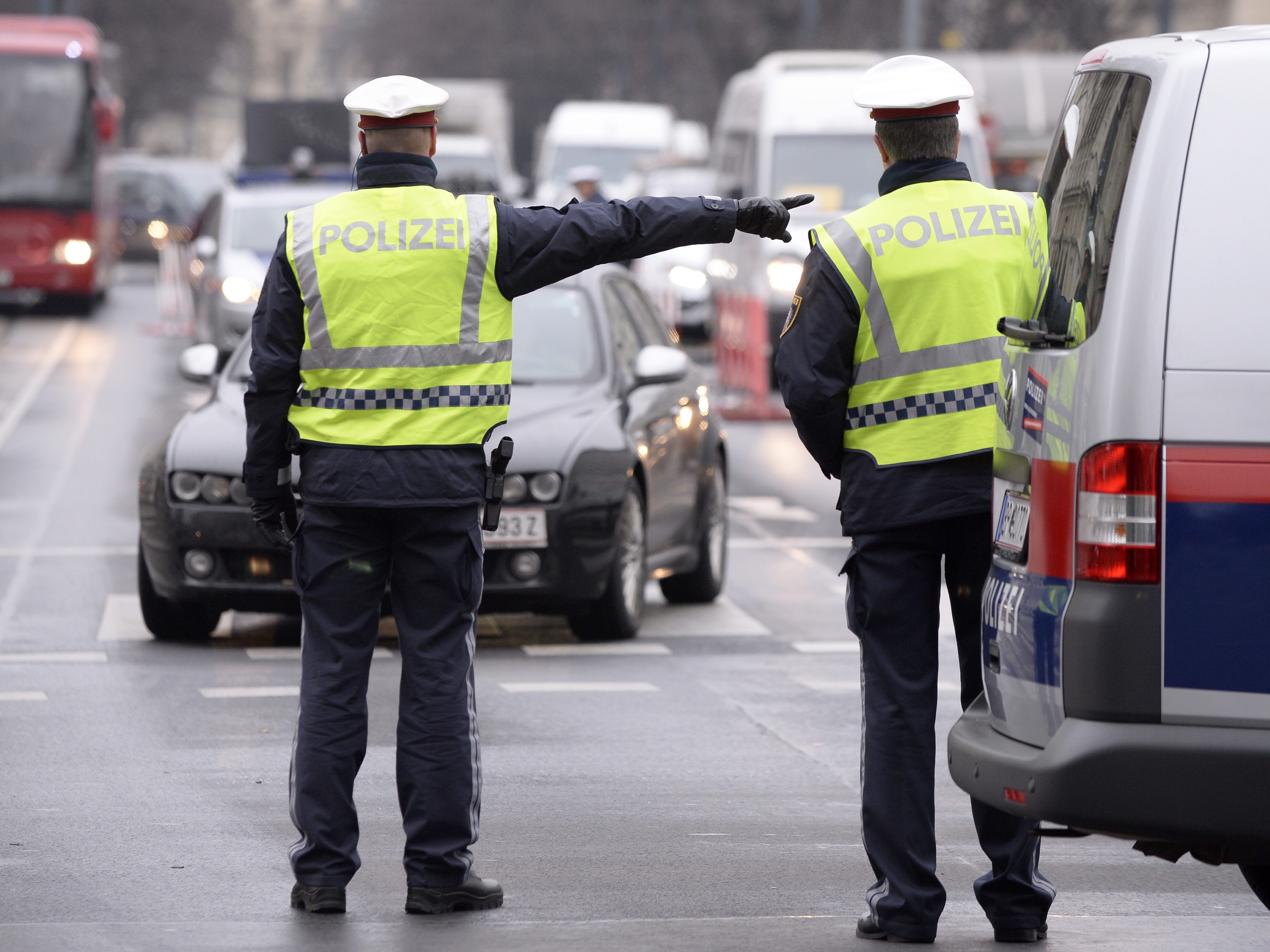 Am Nationalfeiertag wird in Wien demonstriert, was zu Verzögerungen im Verkehr führt.