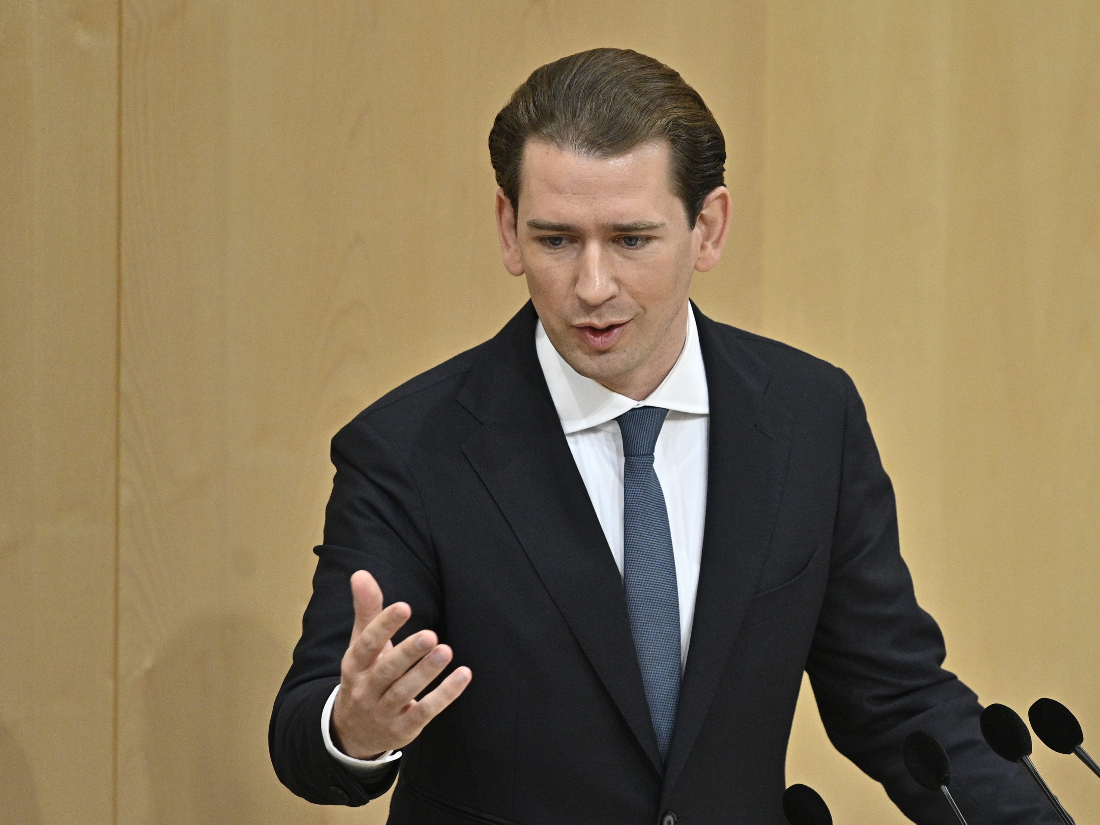 Die Opposition kritisiert, dass die ÖVP die Auslieferung von Alt-Kanzler Sebastian Kurz (ÖVP) verzögern wolle. Die Opposition kritisiert, dass die ÖVP die Auslieferung von Alt-Kanzler Sebastian Kurz (ÖVP) verzögern wolle.