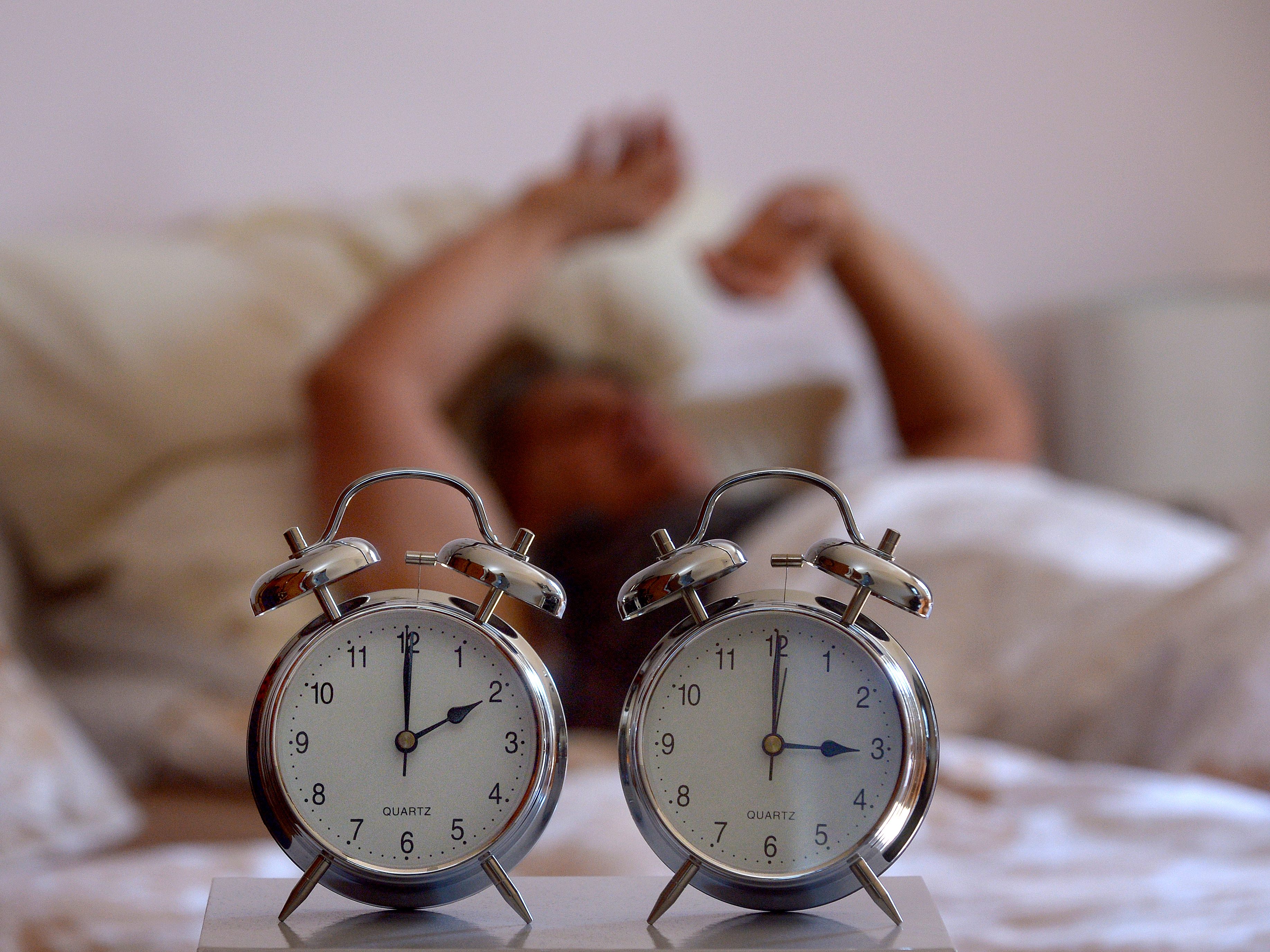 Die Uhrzeiger werden von 3.00 auf 2.00 Uhr und damit auf Winterzeit zurückgedreht.