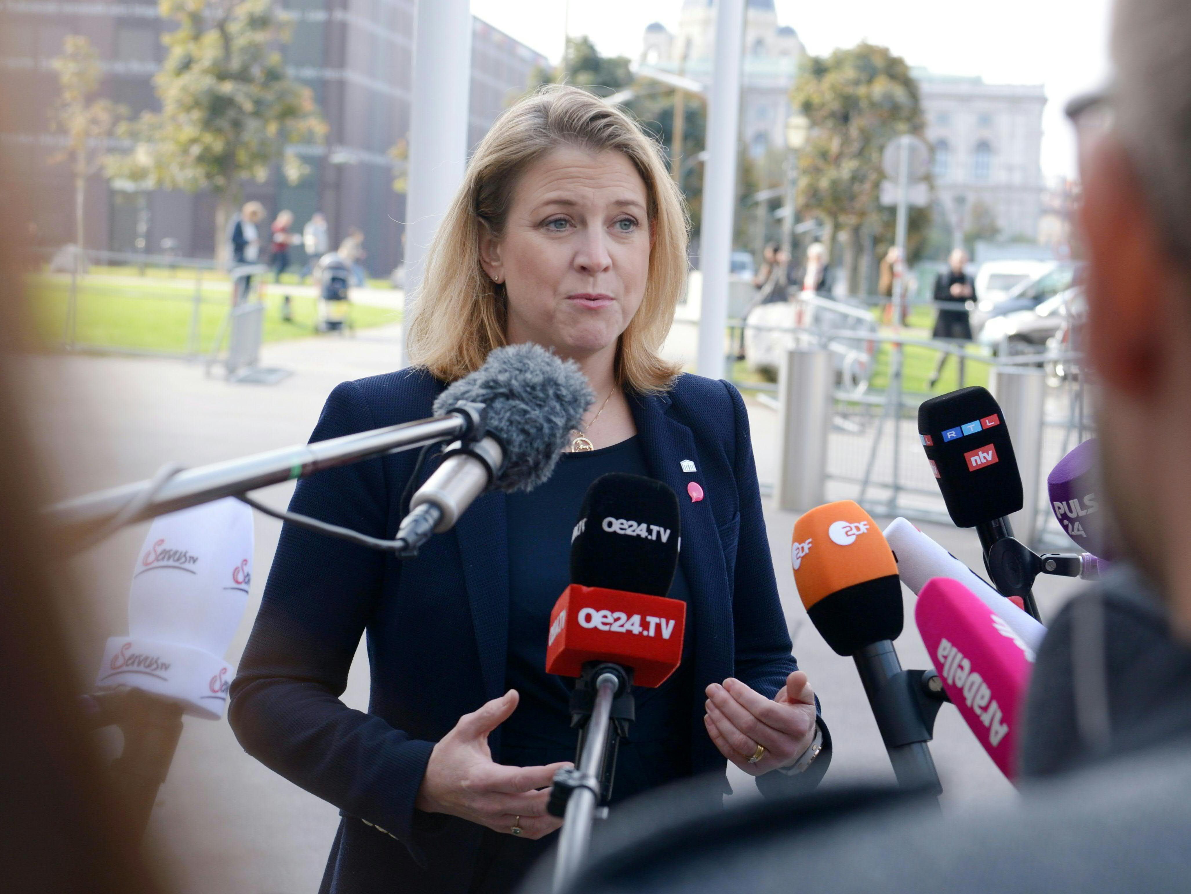 NEOS-Chefin Beate Meinl-Reisinger war heute zu einem Gespräch zum Thema Regierungskrise bei Bundespräsident Van der Bellen zu Gast. NEOS-Chefin Beate Meinl-Reisinger war heute zu einem Gespräch zum Thema Regierungskrise bei Bundespräsident Van der Bellen zu Gast.
