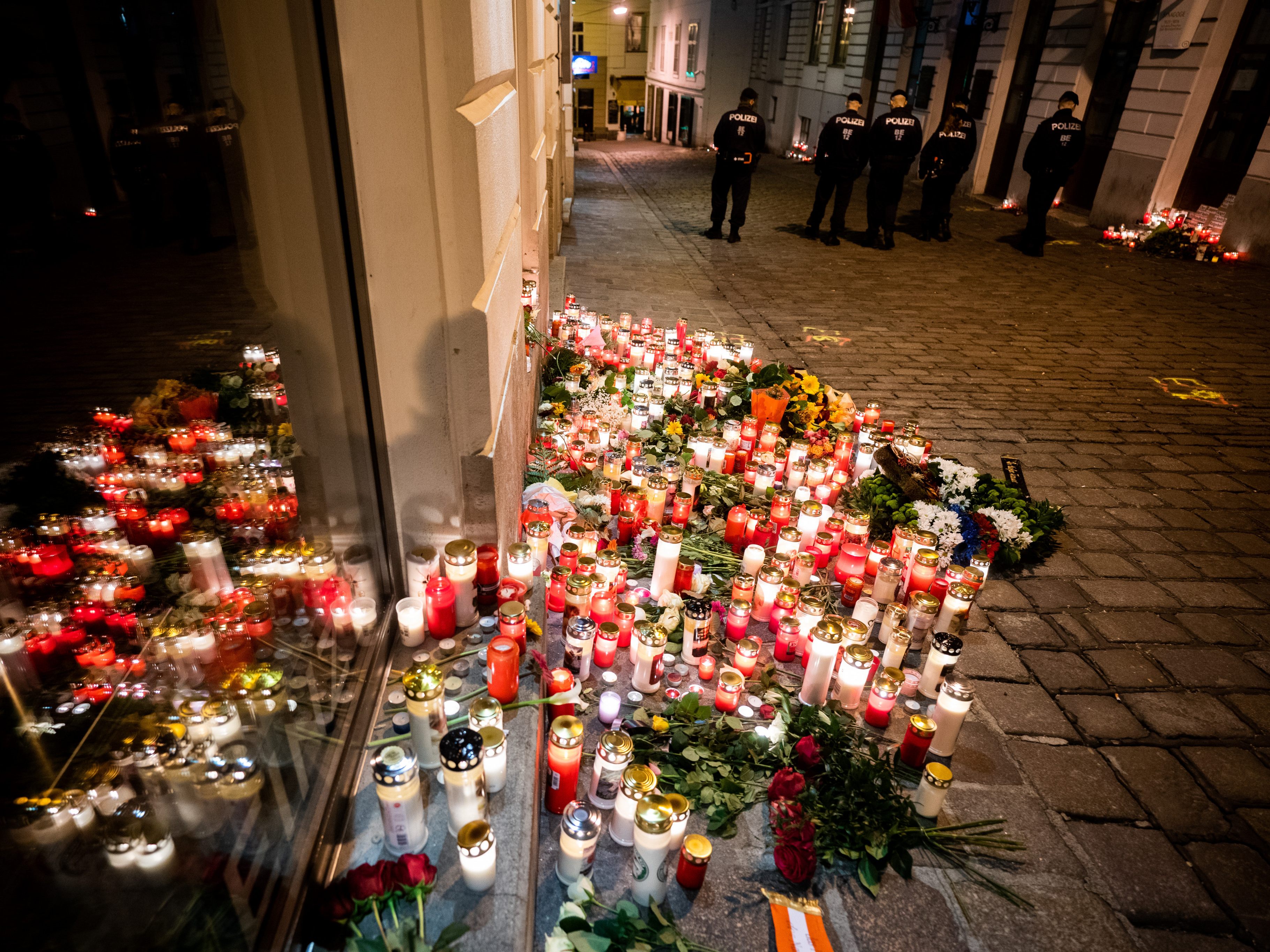 Der Terroranschlag am 2. November 2020 in Wien hat Österreich erschüttert. Ein mutmaßlicher Mittelsmann des Attentäters steht jetzt vor Gericht.