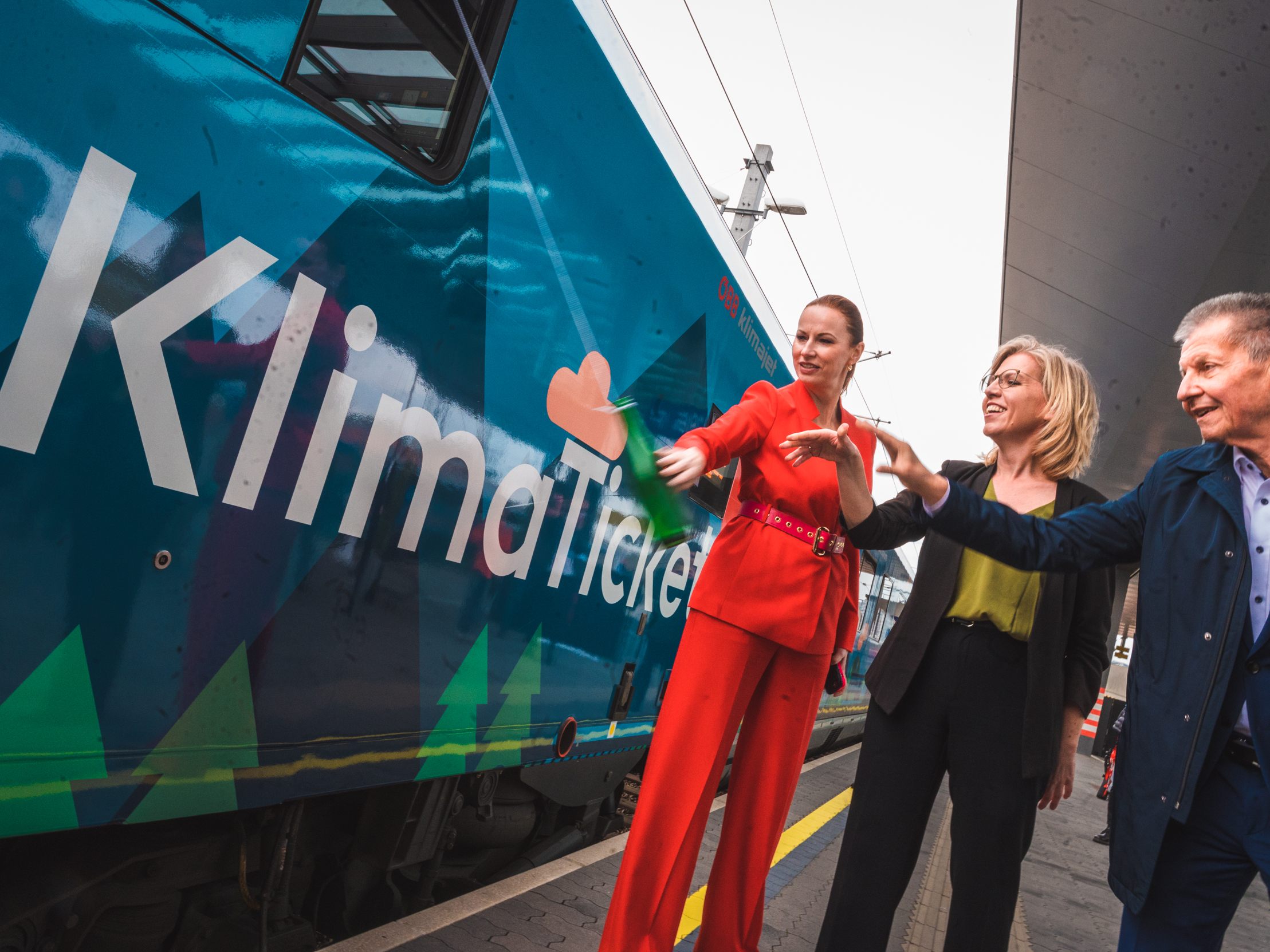 Züge von ÖBB und WESTbahn machen Werbung für Klimaticket.