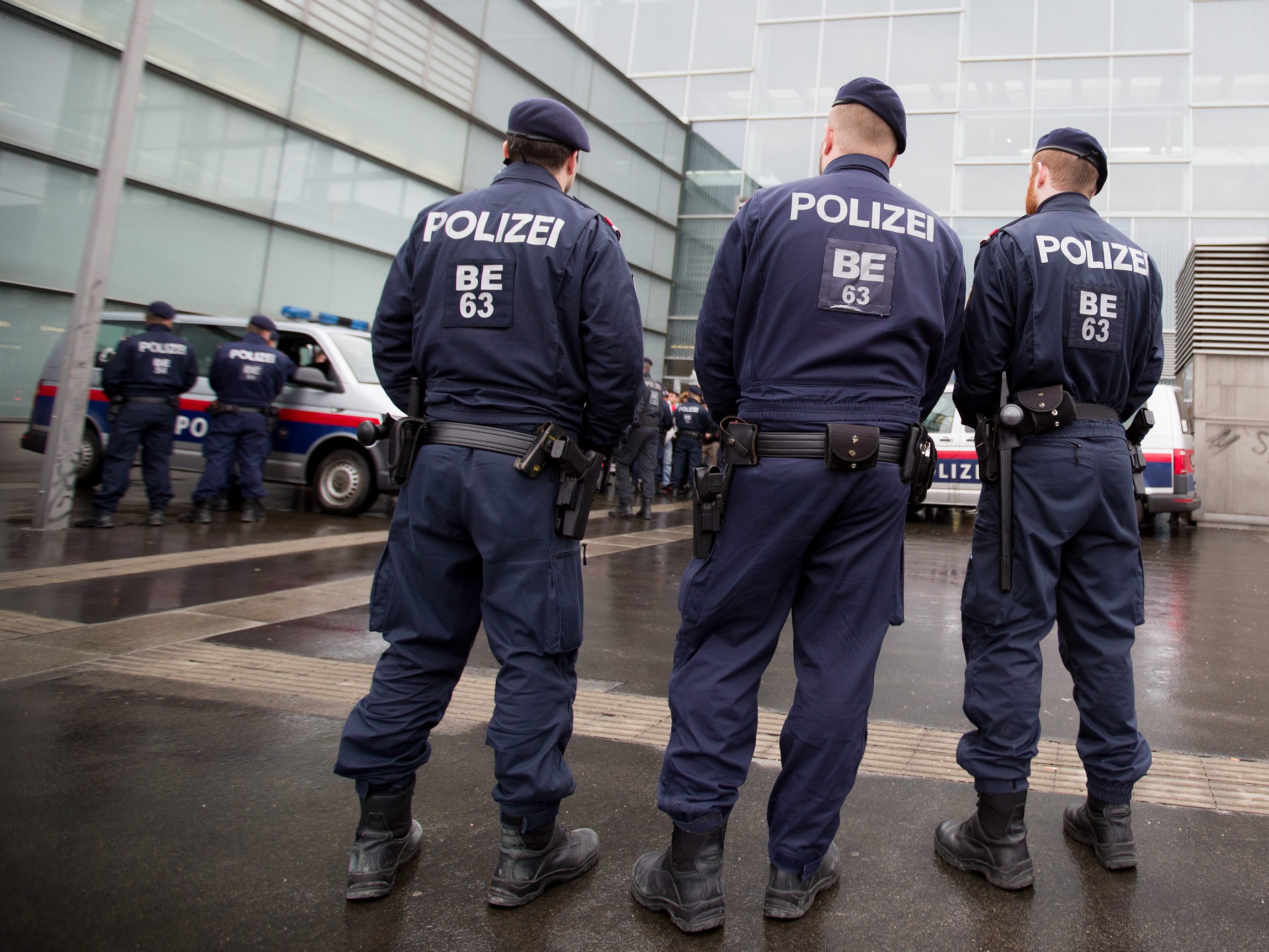 Im Zuge einer Sofortfahndung konnten drei Tatverdächtige gefasst werden. Im Zuge einer Sofortfahndung konnten drei Tatverdächtige gefasst werden.