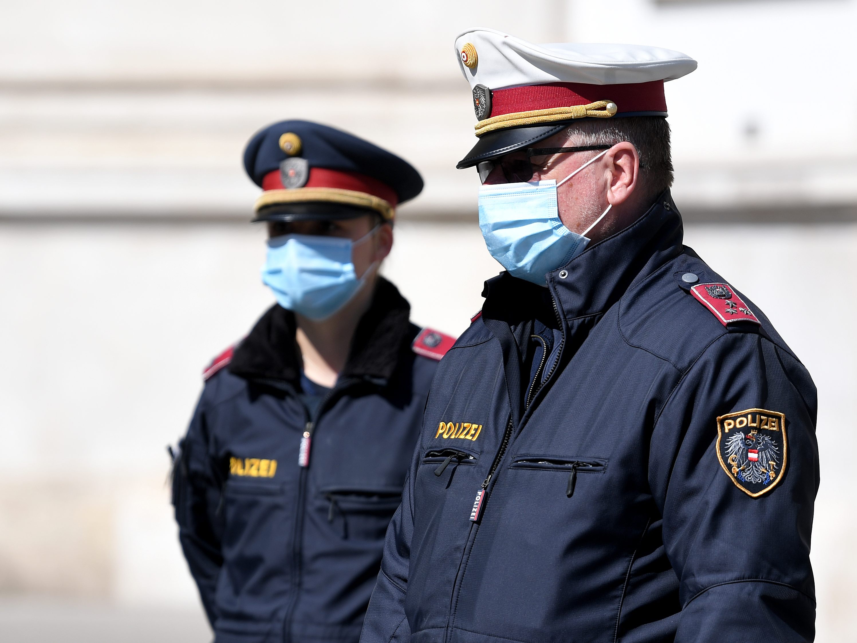 Die Polizei verhaftete eine 28-jährige Österreicherin und einen 33-jährigen Deutschen am Freitag in Wien wegen Verstoßens gegen das Verbotsgesetz. Die Polizei verhaftete eine 28-jährige Österreicherin und einen 33-jährigen Deutschen am Freitag in Wien wegen Verstoßens gegen das Verbotsgesetz.