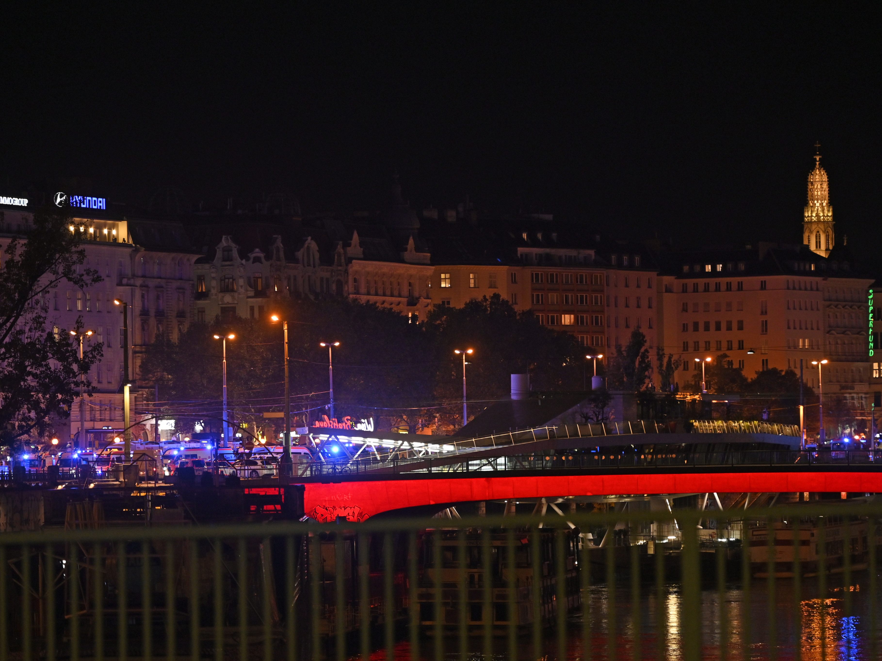 Der Polizist, der beim Anschlag in Wien angeschossen wurde, ist 29 Jahre alt.