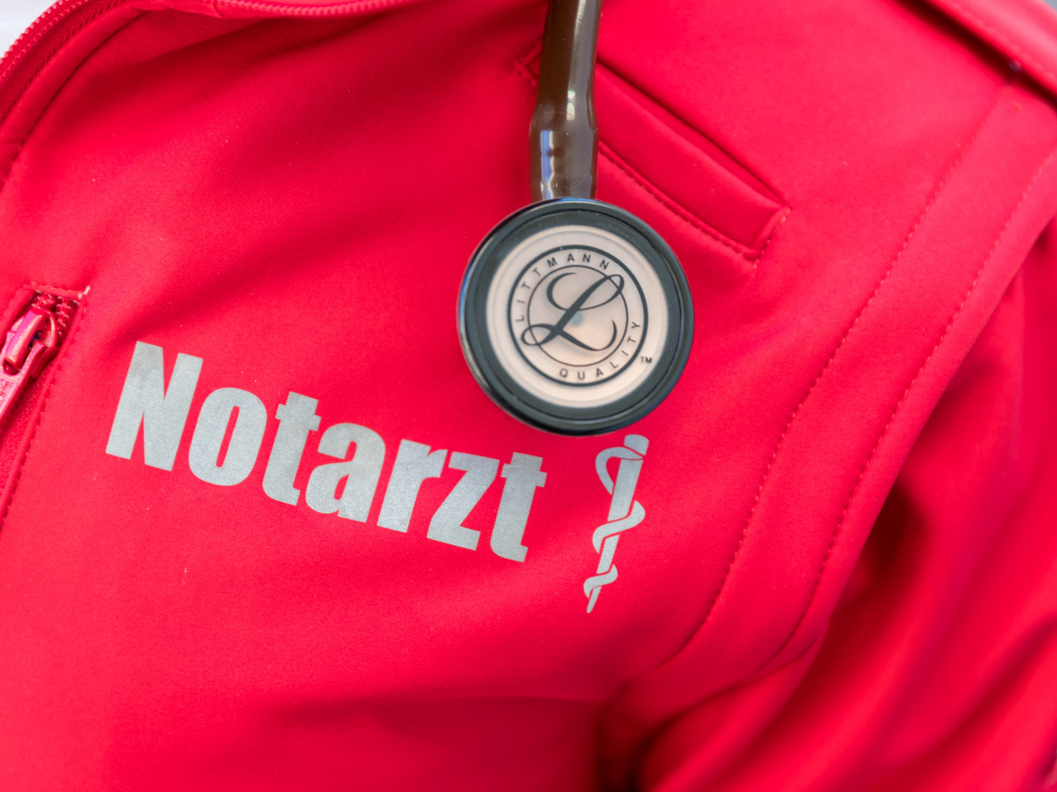Der Notarzthubschrauber brachte den Mann laut Polizei in ein Unfallkrankenhaus.
