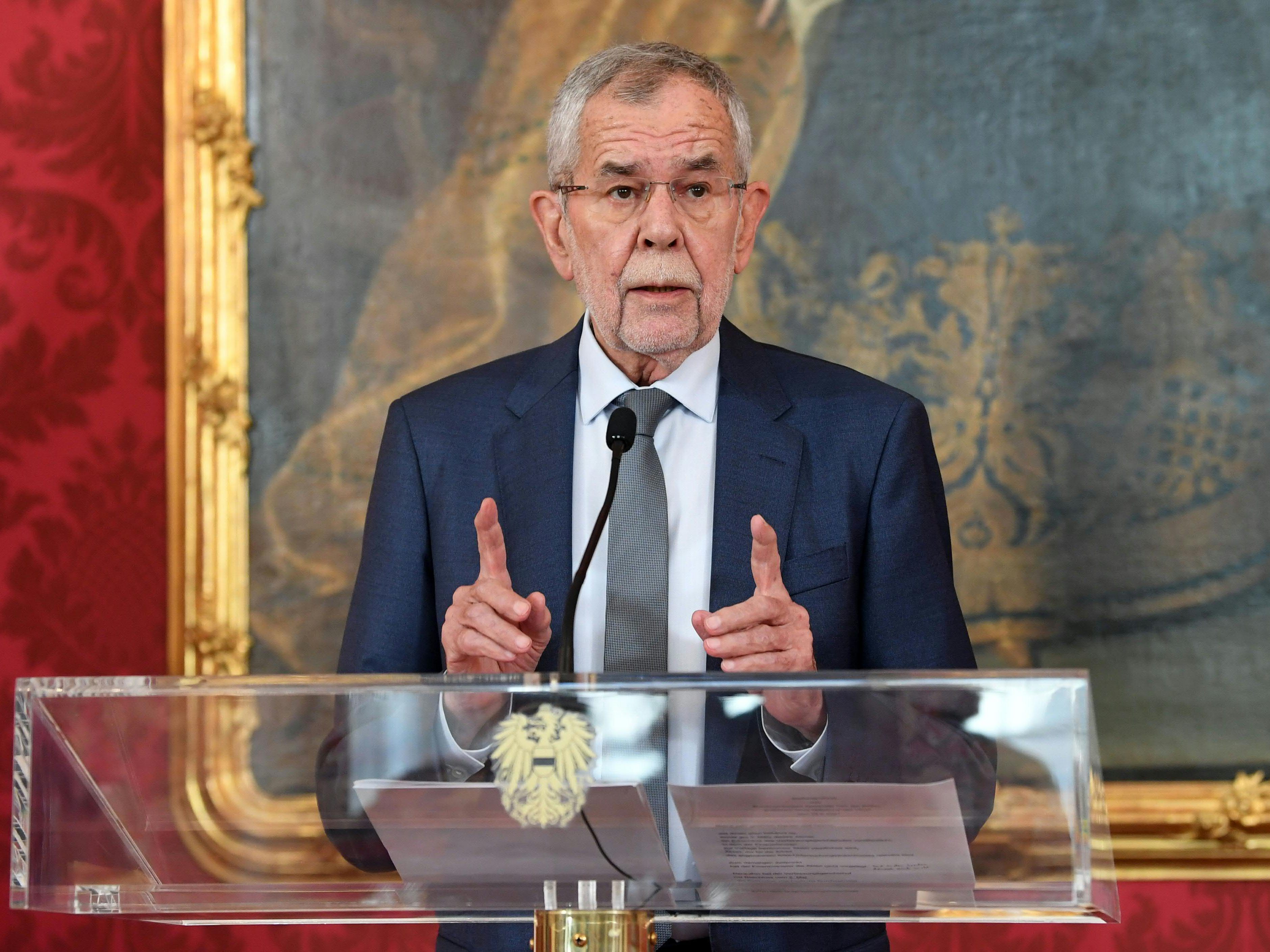 Der Bundespräsident muss dafür sorgen, dass es jederzeit eine Regierung gibt. Der Bundespräsident muss dafür sorgen, dass es jederzeit eine Regierung gibt.
