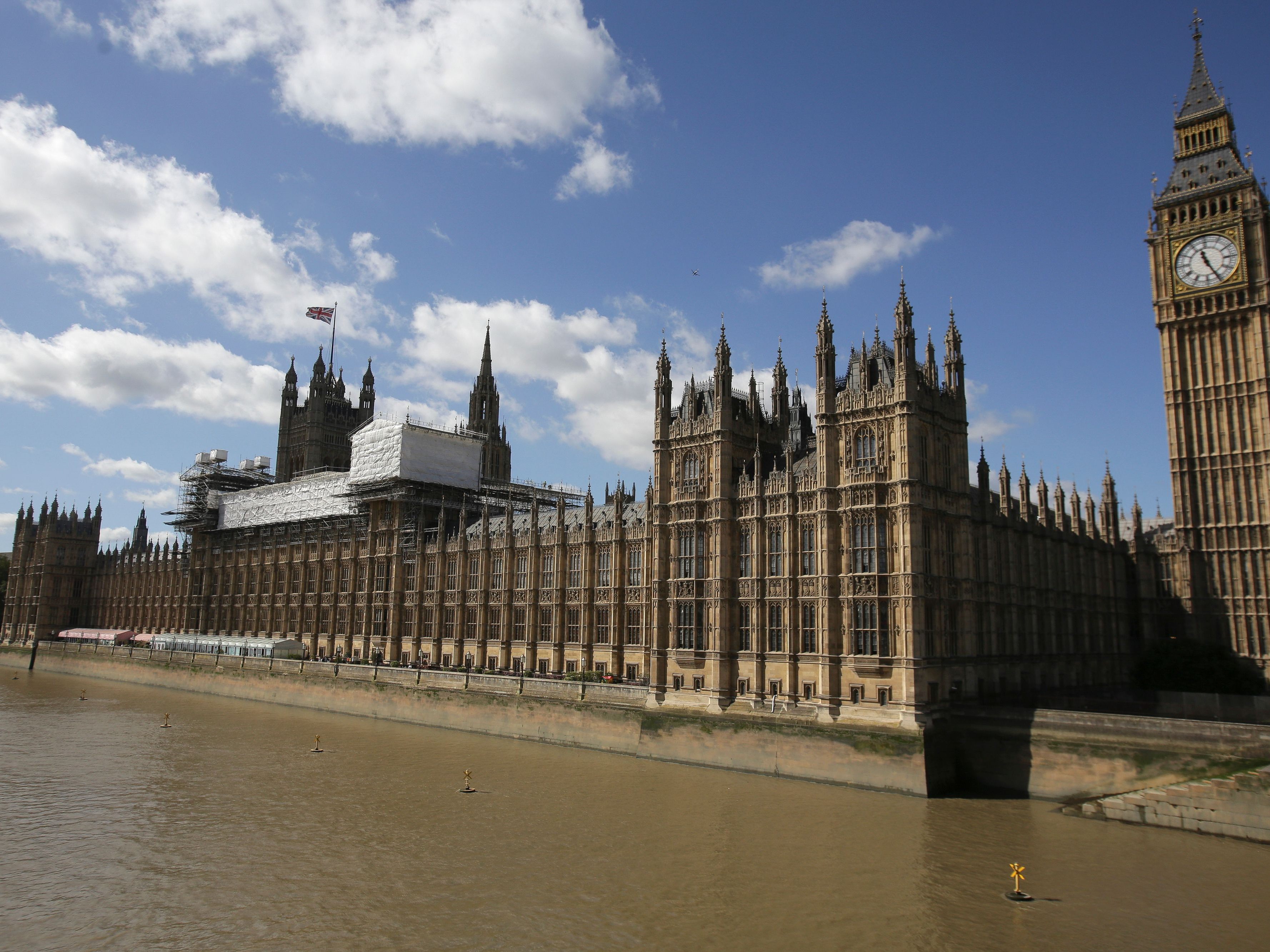 Ein Mann mit einer Galgen-Attrappe wurde vor dem britischen Parlament festgenommen. Ein Mann mit einer Galgen-Attrappe wurde vor dem britischen Parlament festgenommen.
