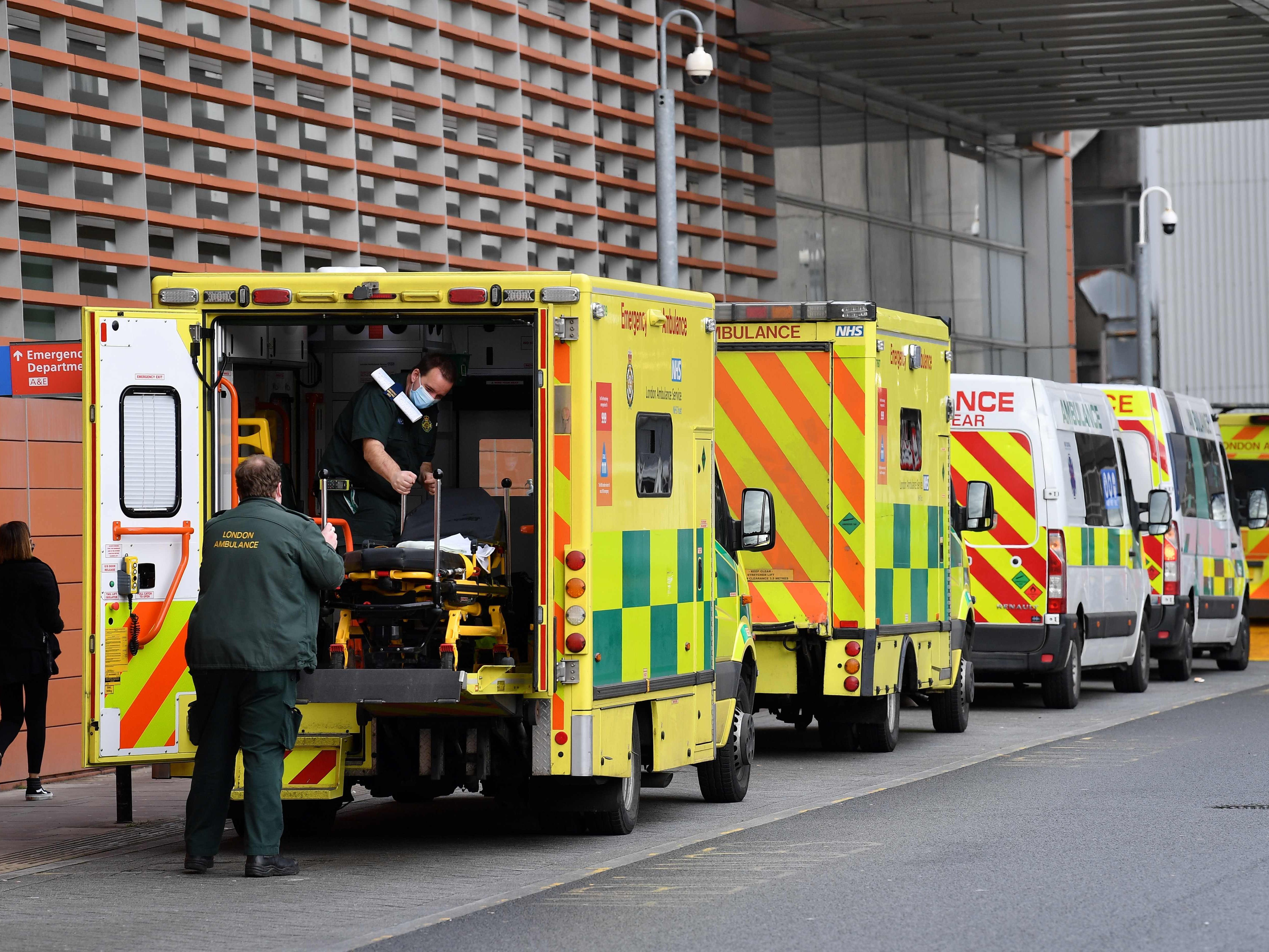 Tote und Chaos wegen langer Wartezeiten vor Notaufnahmen in England. Tote und Chaos wegen langer Wartezeiten vor Notaufnahmen in England.