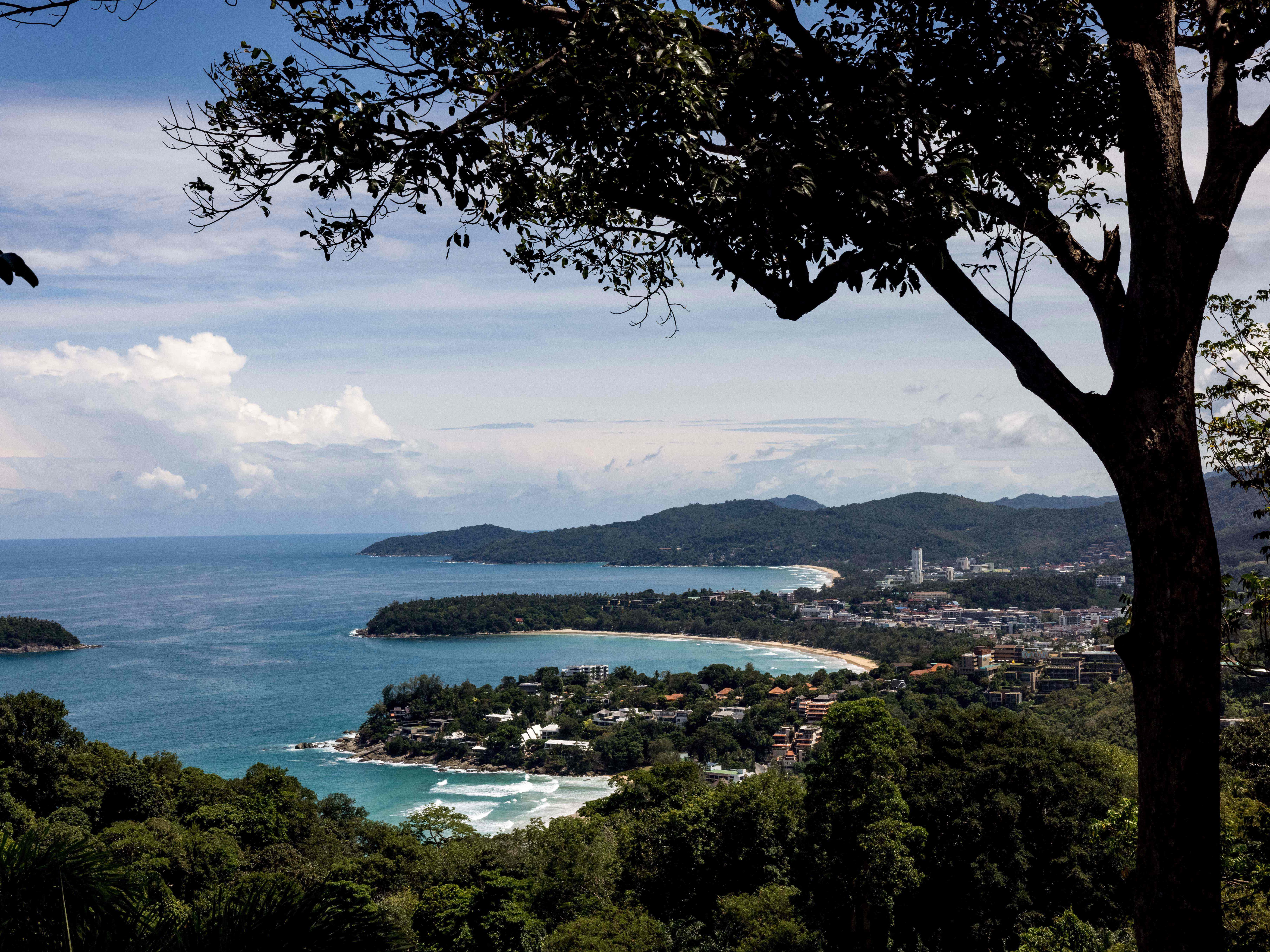 Wer vollständig gegen das Coronavirus immunisiert ist, kann wieder nach Phuket reisen. Wer vollständig gegen das Coronavirus immunisiert ist, kann wieder nach Phuket reisen.