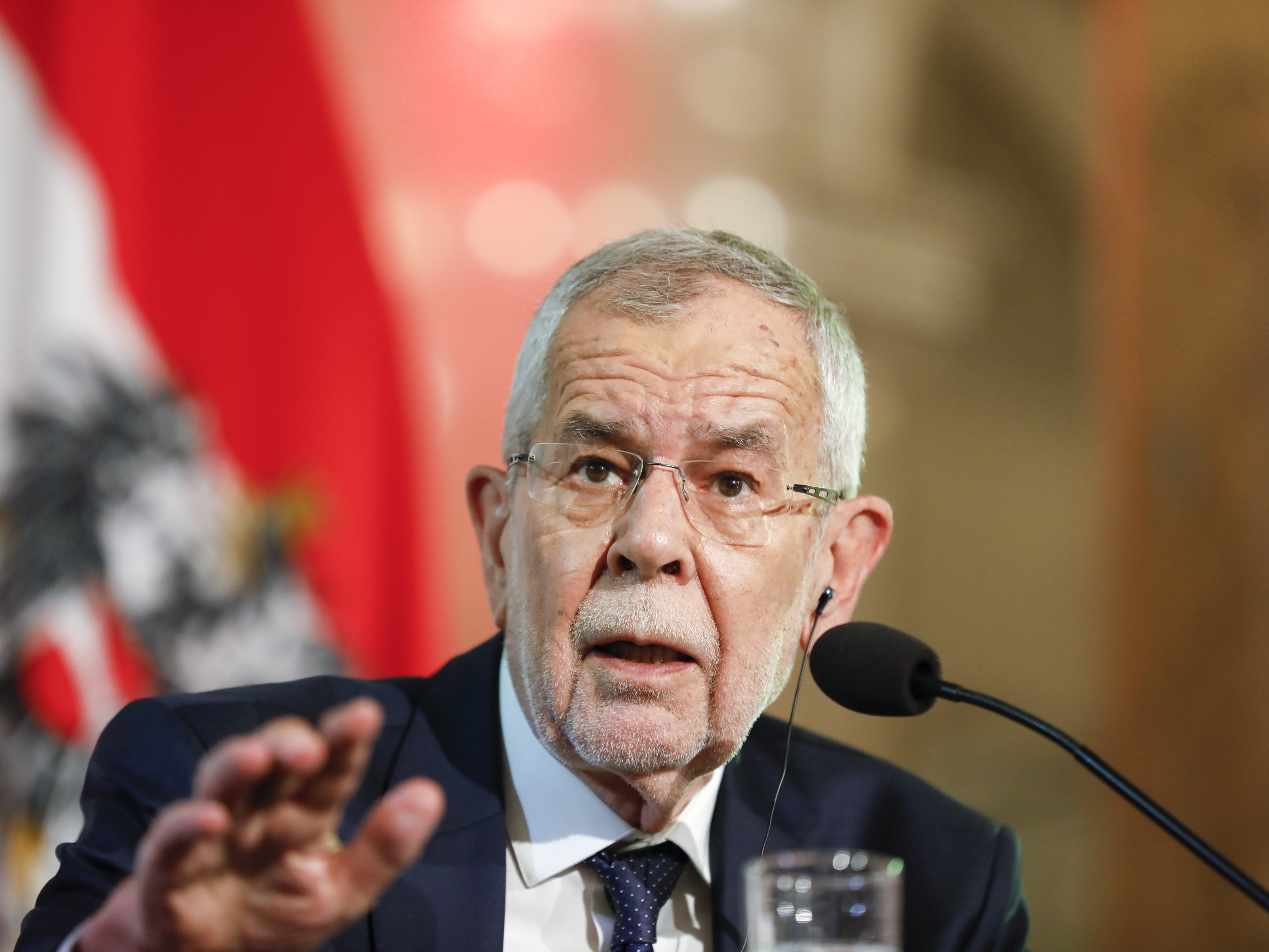 Live ab 18.00 Uhr: Van der Bellen zur Regierungskrise. Live ab 18.00 Uhr: Van der Bellen zur Regierungskrise.