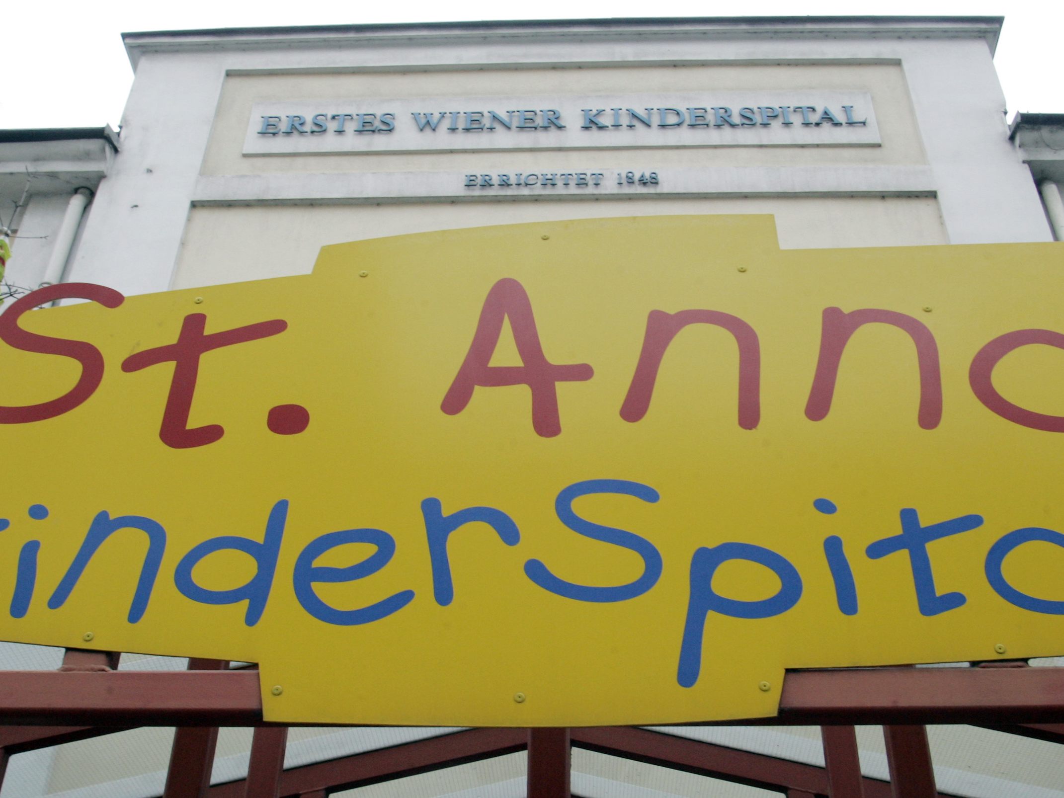 Mehrere Mitarbeiter des St. Anna Kinderspitals wurden positiv auf das Coronavirus getestet. Mehrere Mitarbeiter des St. Anna Kinderspitals wurden positiv auf das Coronavirus getestet.