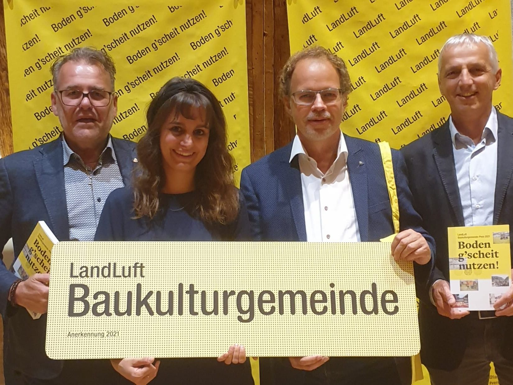 Hannes Hackl, Laura Scherer, Florian Kasseroler und Hannes Kager nahmen den Preis stellvertretend entgegen.