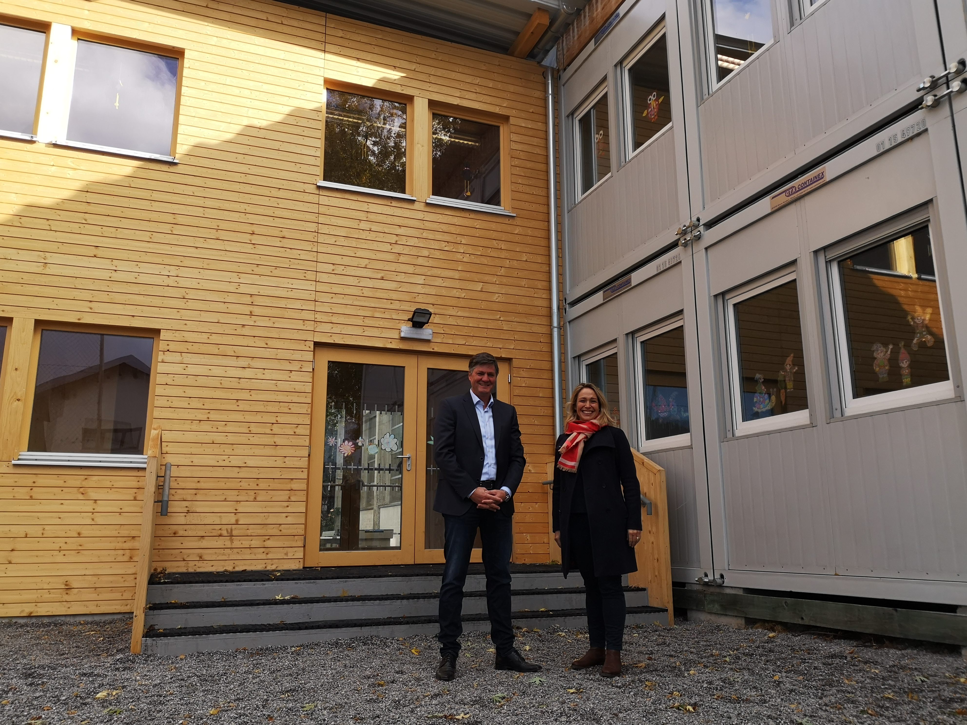 Vizebürgermeister Daniel Allgäuer und Schulstadträtin Gudrun Petz-Bechter vor dem Provisorium bei der VS Altenstadt