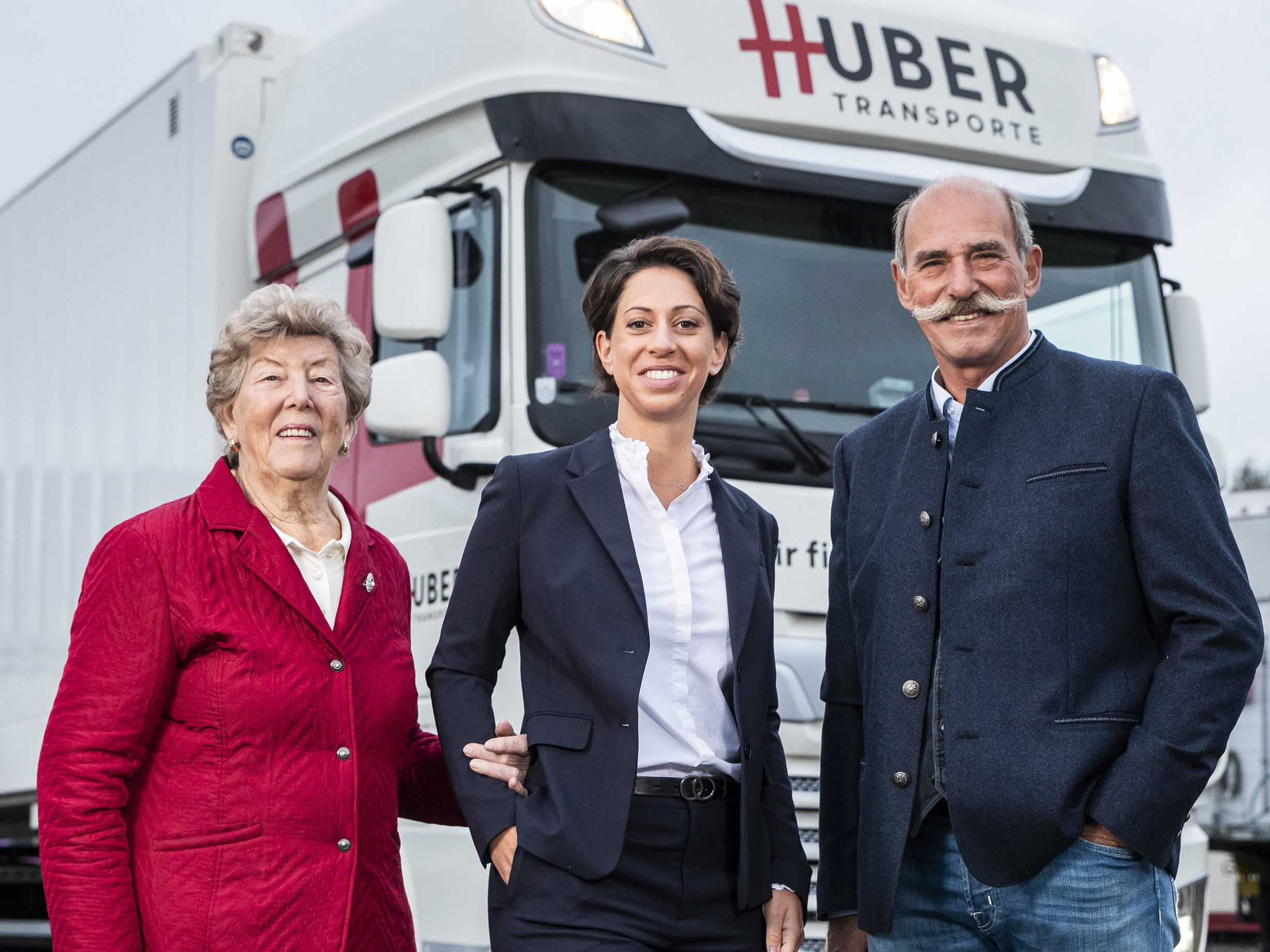 Drei Generationen Huber Transporte: Sabrina Huber mit ihrem Vater Peter und ihrer Großmutter Emmi. Drei Generationen Huber Transporte: Sabrina Huber mit ihrem Vater Peter und ihrer Großmutter Emmi.