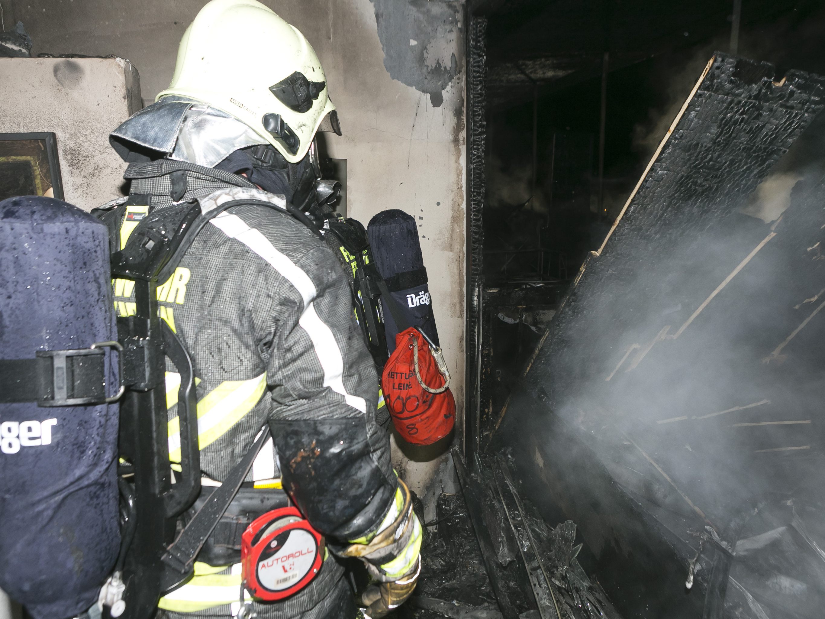 Das Feuer entfachte auf einem Balkon, wo es sich dann über vier Wohnungen ausbreitete. Das Feuer entfachte auf einem Balkon, wo es sich dann über vier Wohnungen ausbreitete.
